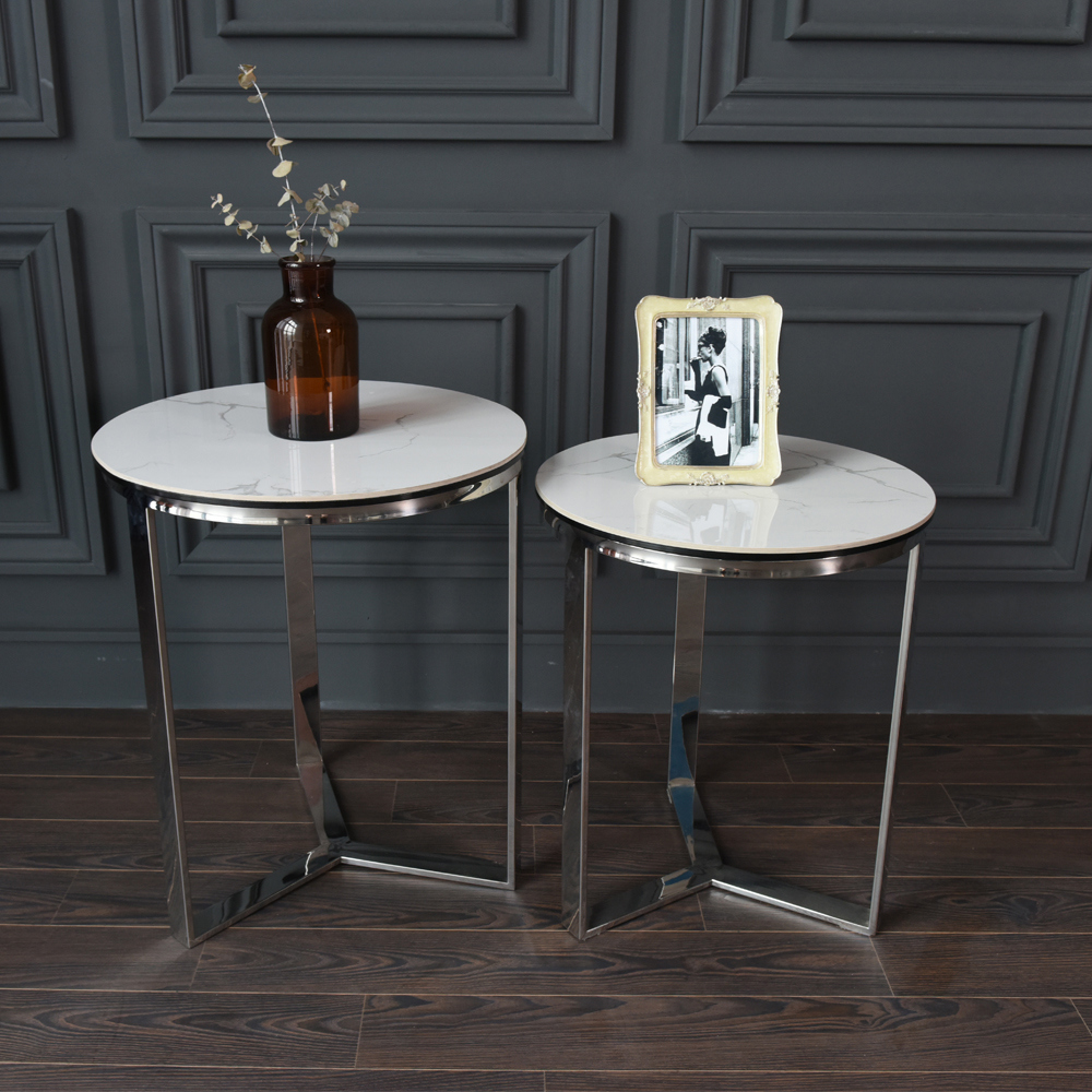 ZESTAW STOLIKÓW POMOCNICZYCH podwójne, okrągłe, srebrna podstawa, biały spiek kamienny, ekskluzywny
