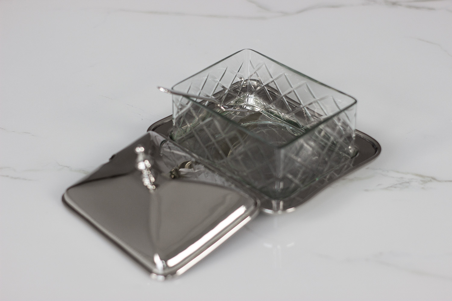 SZKLANA MASELNICZKA na niklowanej tacy, prostokątna, klasyczna SZKLANA MASELNICZKA na niklowanej tacy, prostokątna, klasyczna