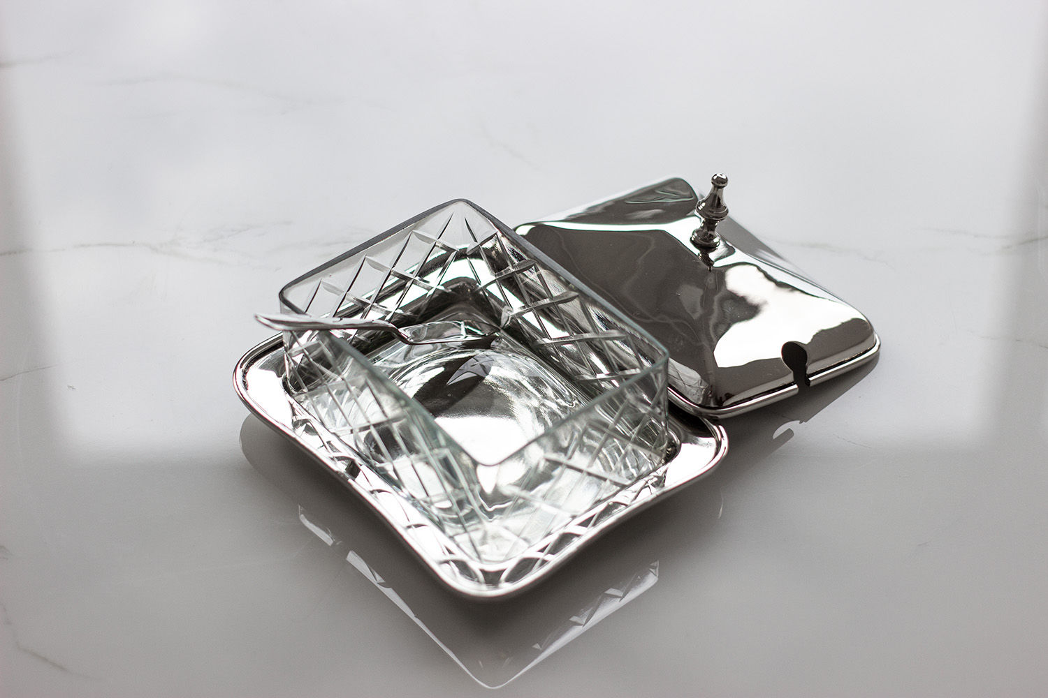 SZKLANA MASELNICZKA na niklowanej tacy, prostokątna, najwyższa jakość SZKLANA MASELNICZKA na niklowanej tacy, prostokątna, najwyższa jakość