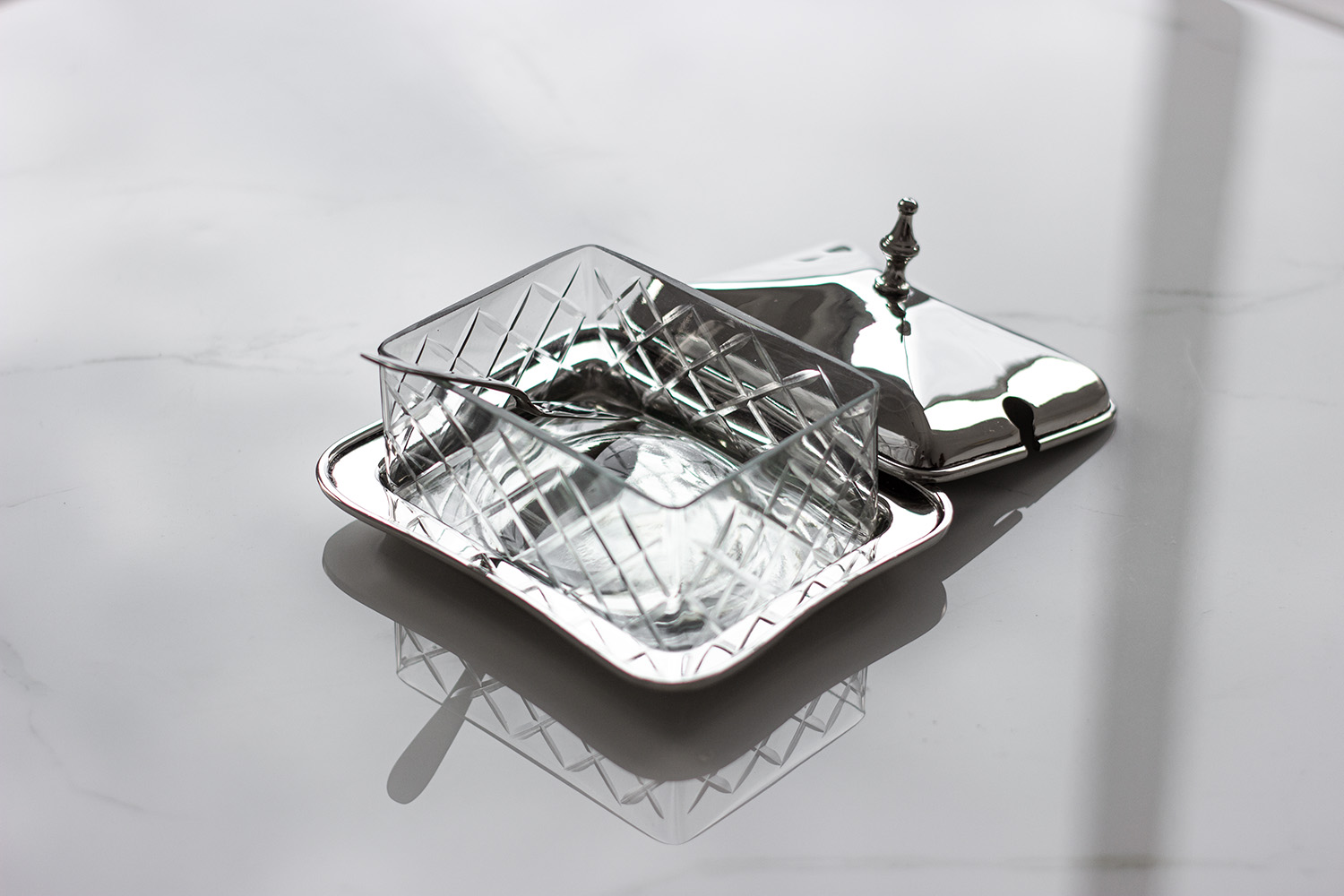 SZKLANA MASELNICZKA na niklowanej tacy, prostokątna, piękna SZKLANA MASELNICZKA na niklowanej tacy, prostokątna, piękna