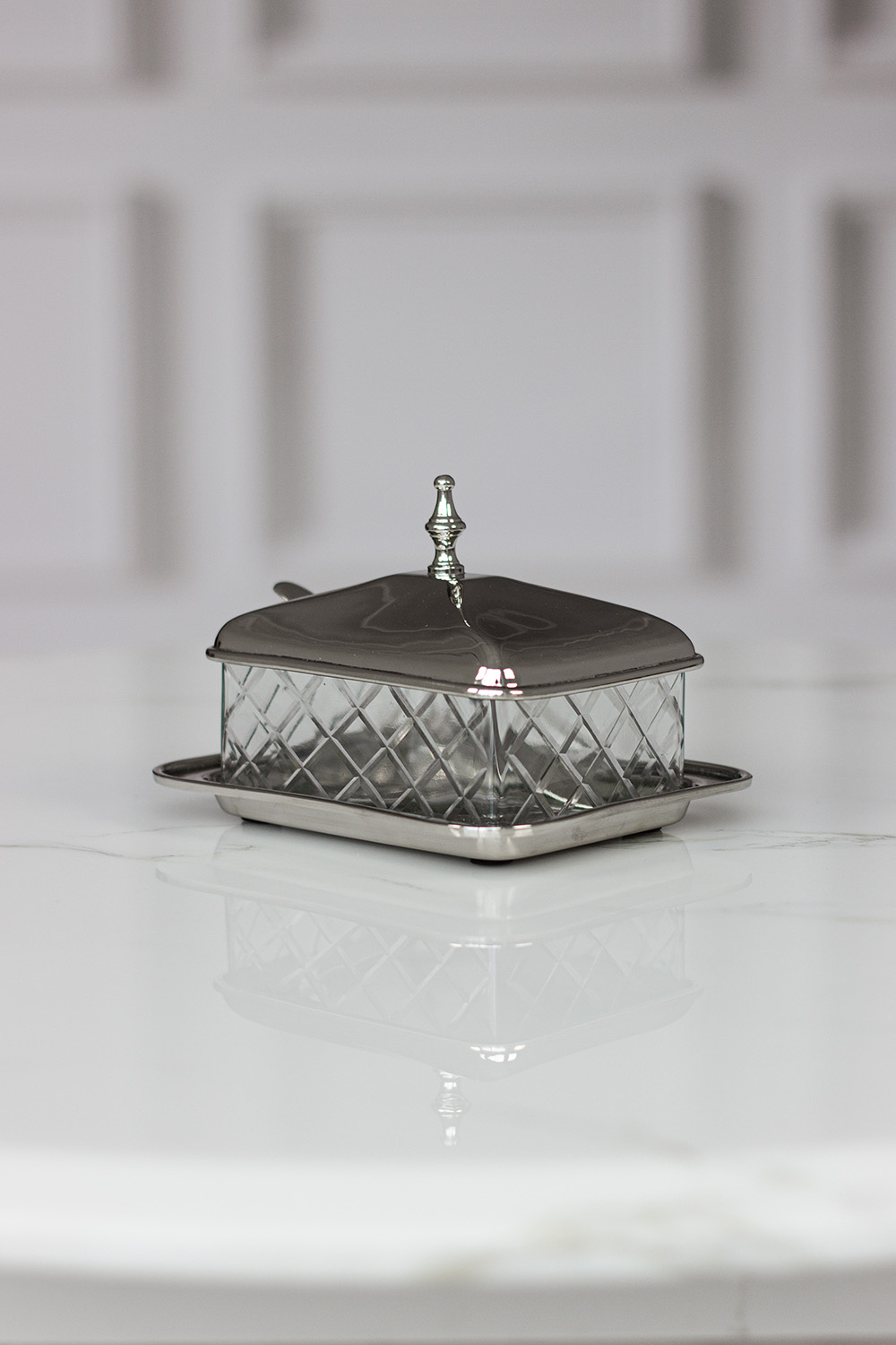 SZKLANA MASELNICZKA na niklowanej tacy, prostokątna SZKLANA MASELNICZKA na niklowanej tacy, prostokątna