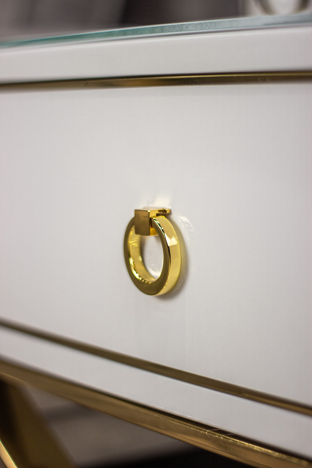 SZAFKA NOCNA biały blat, złote, metalowe nogi, styl glamou, ekskluzywna SZAFKA NOCNA biały blat, złote, metalowe nogi, styl glamou, ekskluzywna