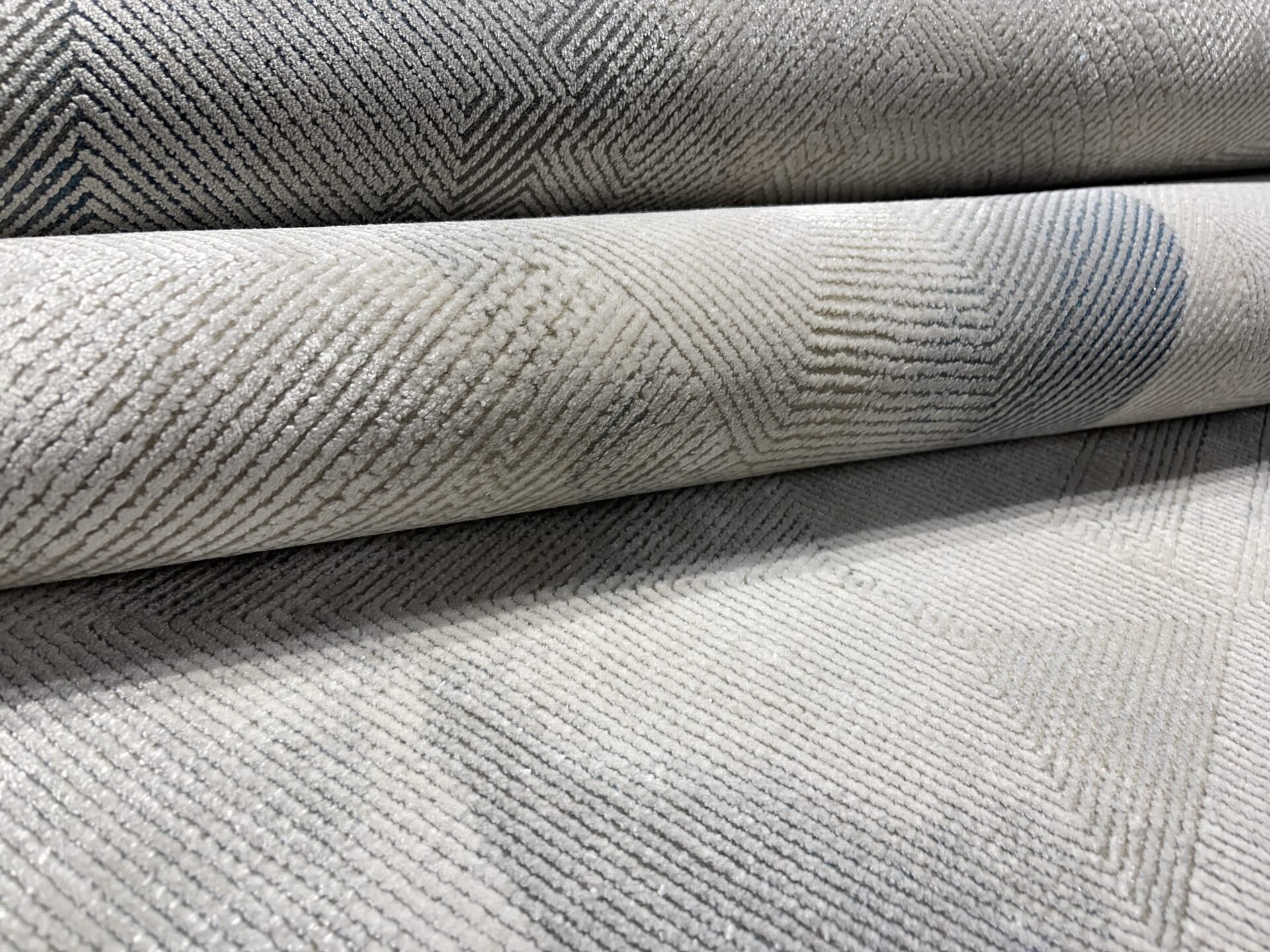 DYWAN Layor Grey Triangle, szary, geometryczny wzór, wytrzymały, piękny DYWAN Layor Grey Triangle, szary, geometryczny wzór, wytrzymały, piękny