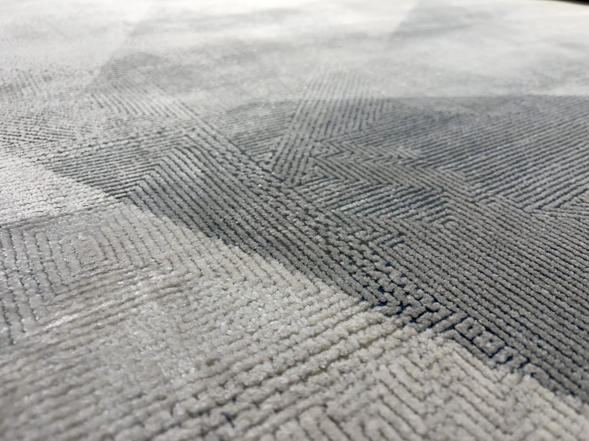 DYWAN Layor Grey Triangle, szary, geometryczny wzór, wytrzymały, premium DYWAN Layor Grey Triangle, szary, geometryczny wzór, wytrzymały, premium