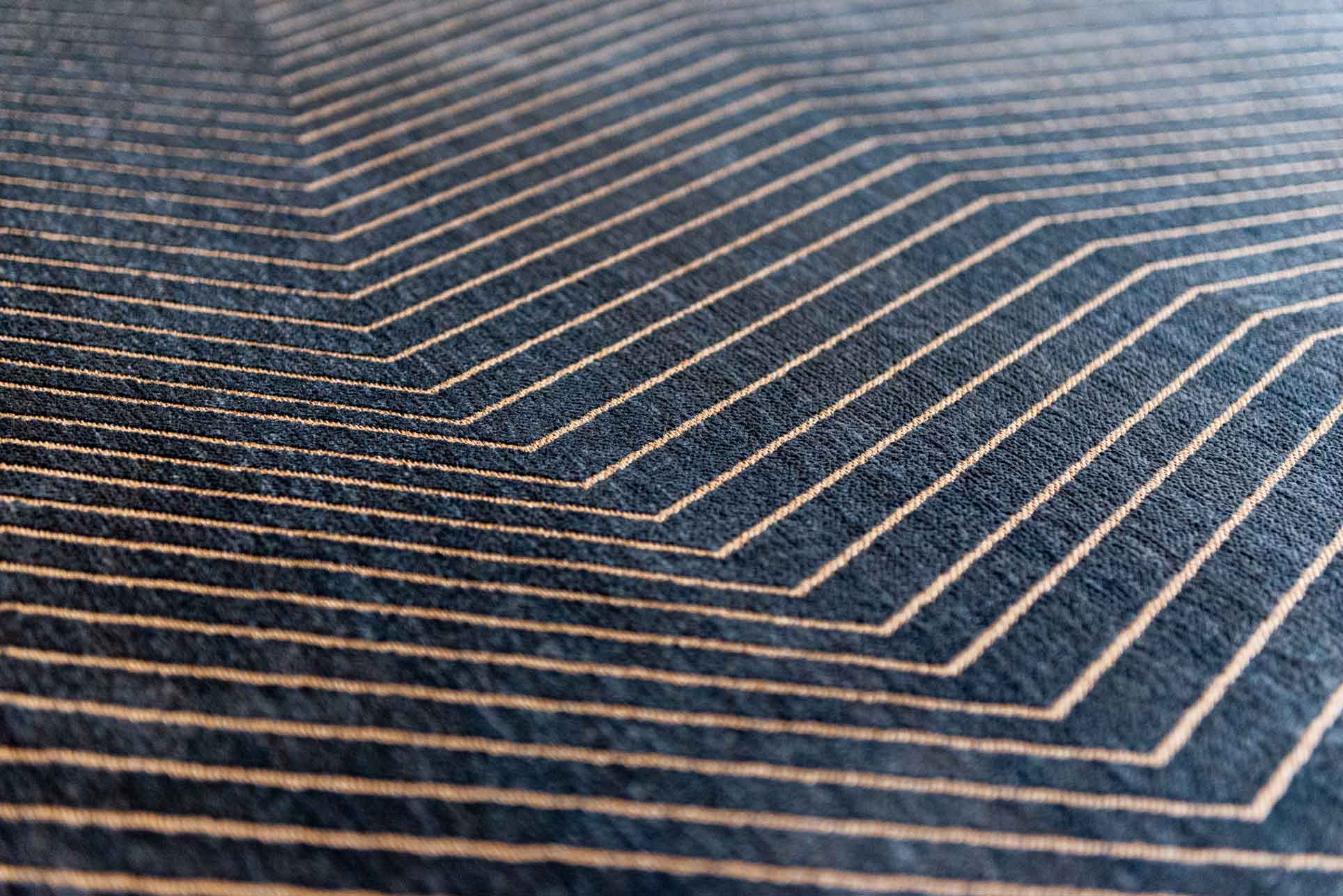 DYWAN San Adreas Black Gold, czarny, geometryczny wzór, złote linie, nowoczesny, elegancki