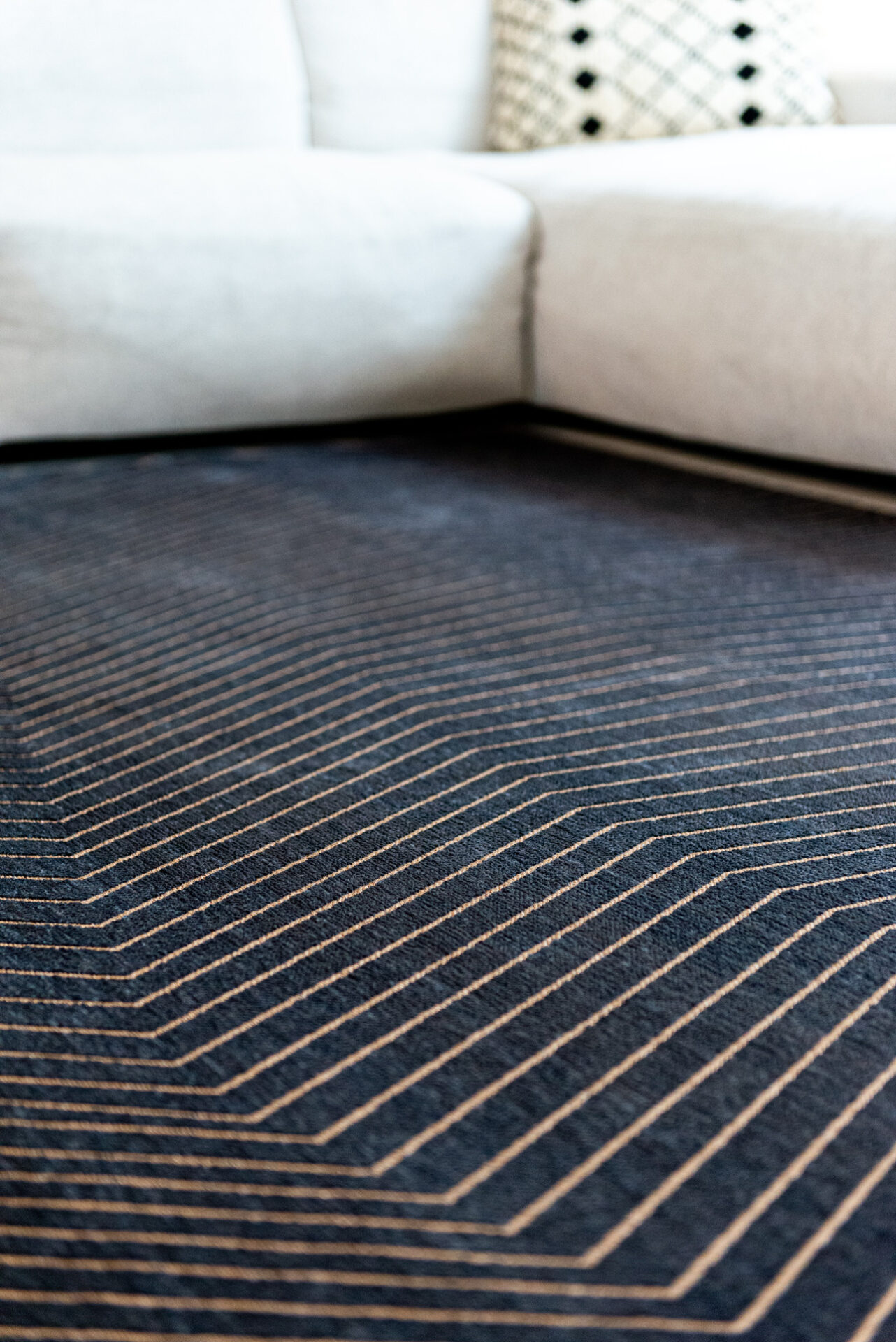 DYWAN San Adreas Black Gold, czarny, geometryczny wzór, złote linie, nowoczesny, glamour