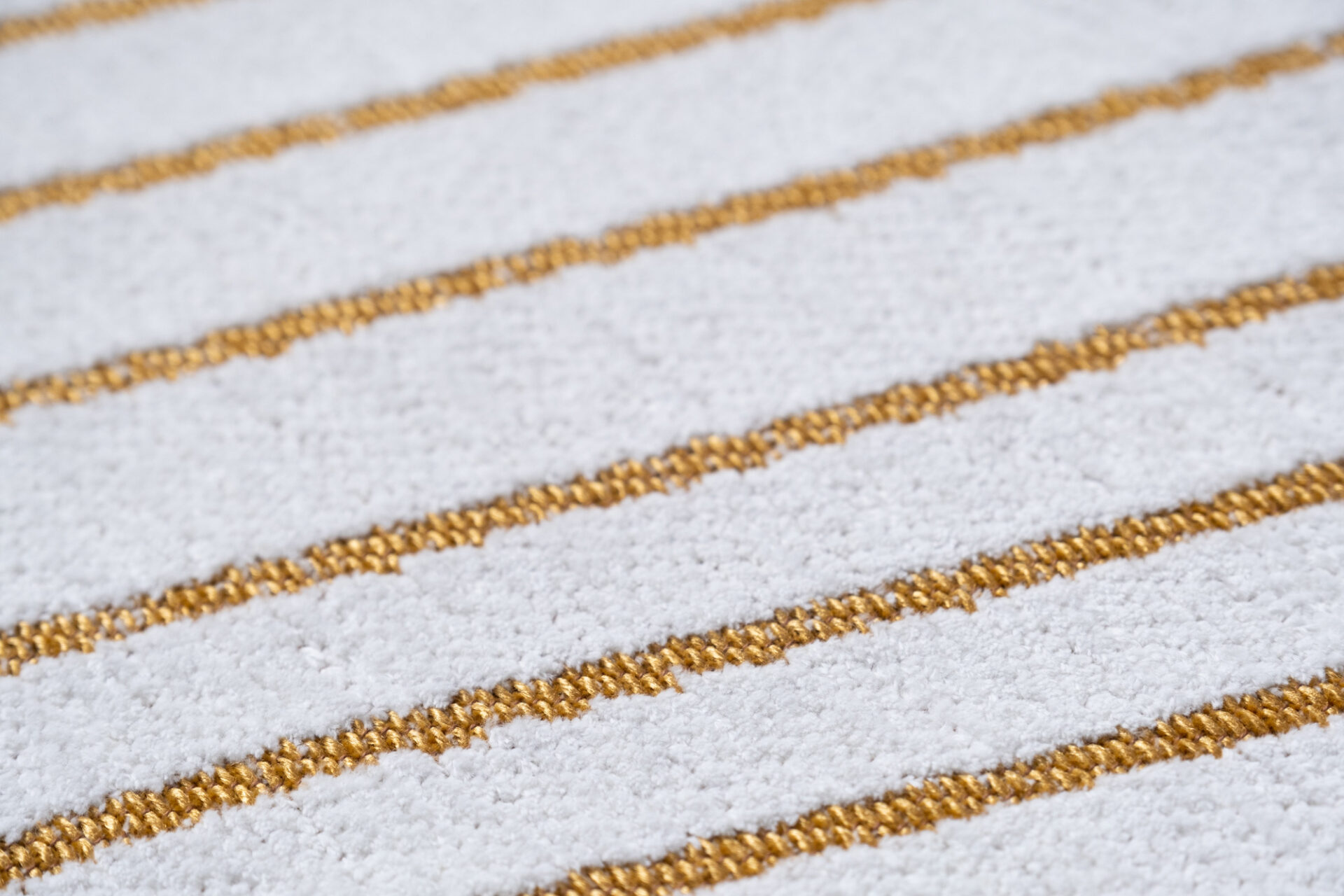 DYWAN San Adreas White Gold, biały, geometryczny wzór, złote linie, nowoczesny, premium