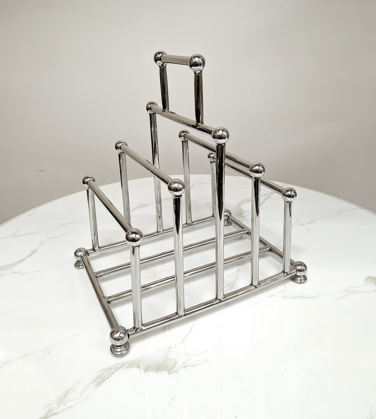 GAZETNIK srebrny, elegancki, prostokątny kształt GAZETNIK srebrny, elegancki, prostokątny kształt