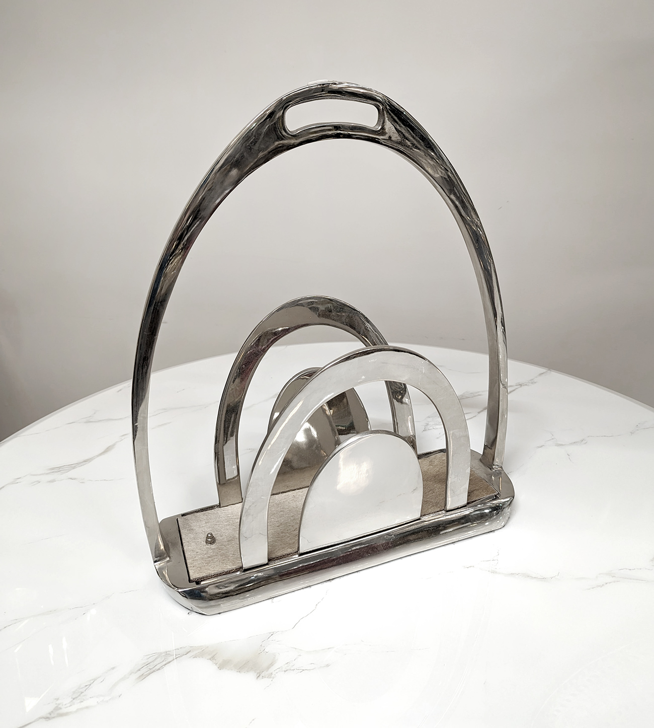 GAZETNIK srebrny, klasyczny styl, owalny kształt GAZETNIK srebrny, klasyczny styl, owalny kształt