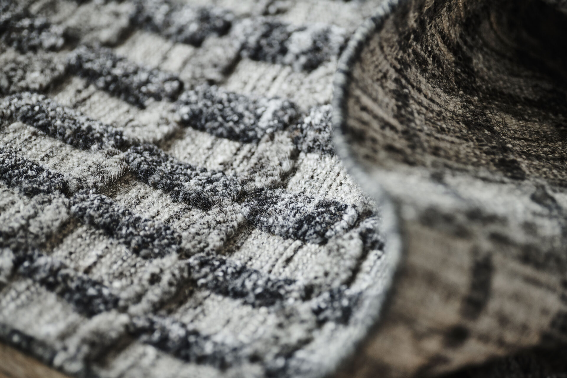 DYWAN Landscape Cliff Charcoal szary, nowoczesny, tkany ręcznie, wyjątkowy