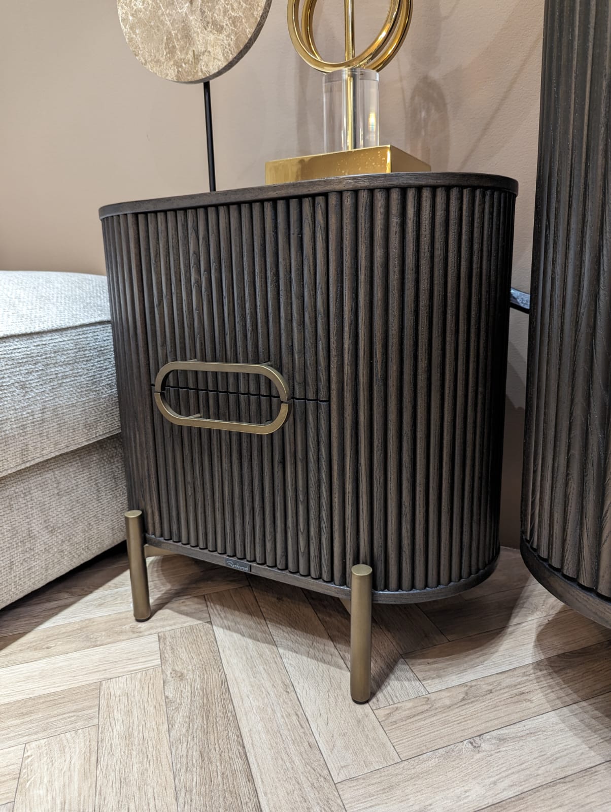 SZAFKA NOCNA Luxor z drewna dębowego, prążkowany wzór, złote detale, klasyczna