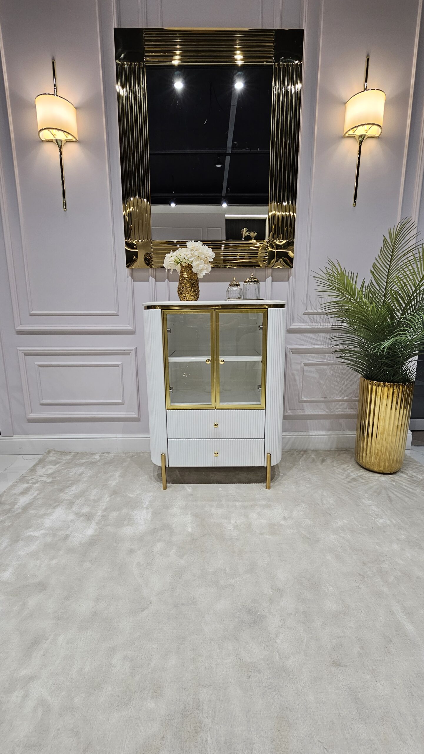 KOMODA biała Anne, złote elementy, 2-drzwiowa, styl glamour, ekskluzywna