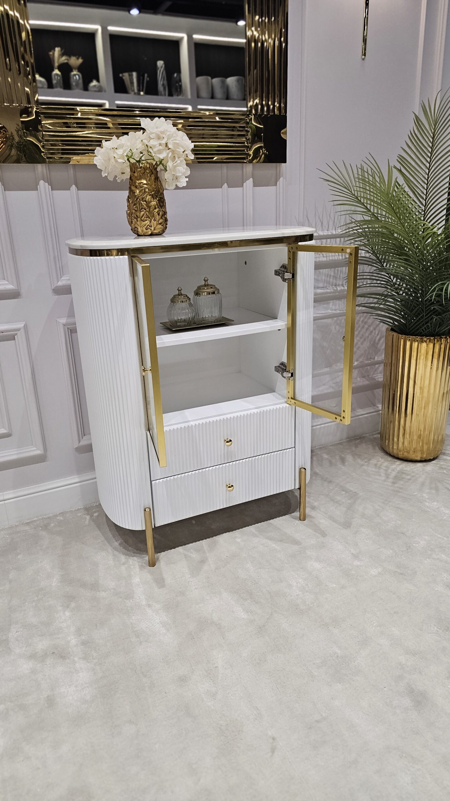 KOMODA biała Anne, złote elementy, 2-drzwiowa, styl glamour, premium