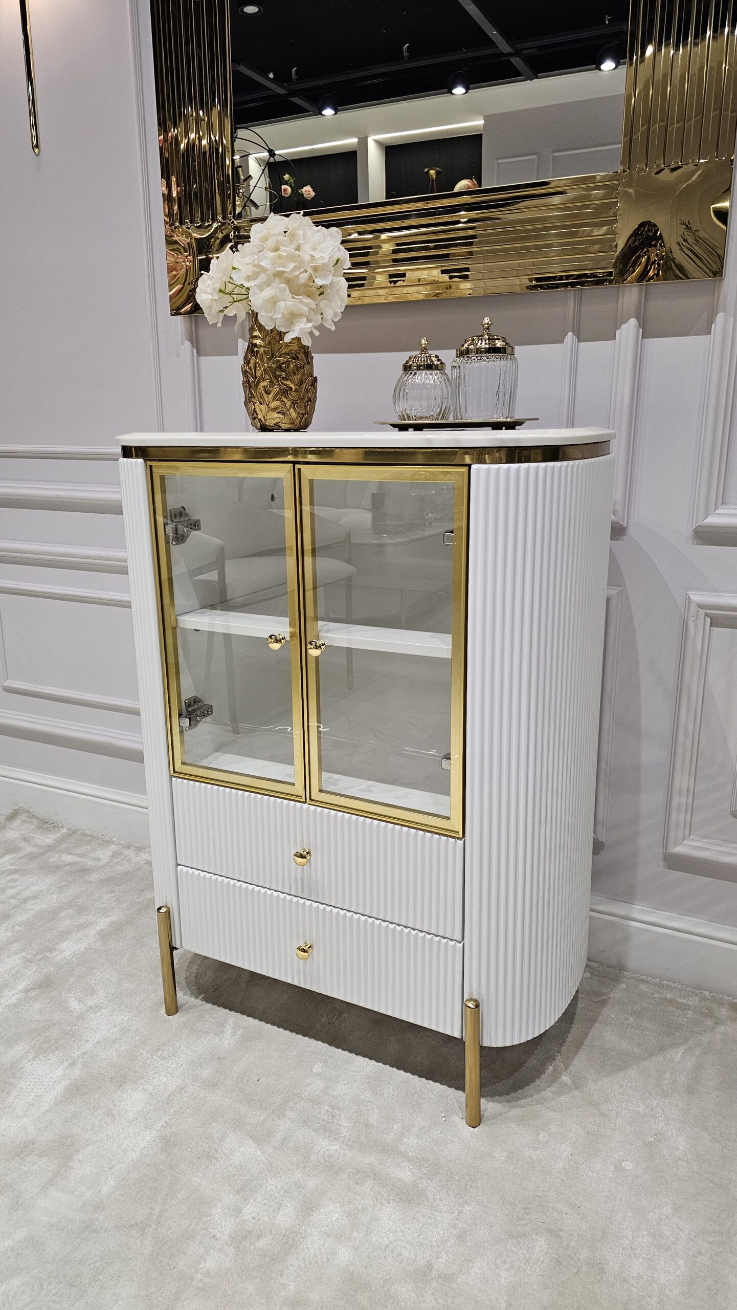 KOMODA biała Anne, złote elementy, 2-drzwiowa, styl glamour