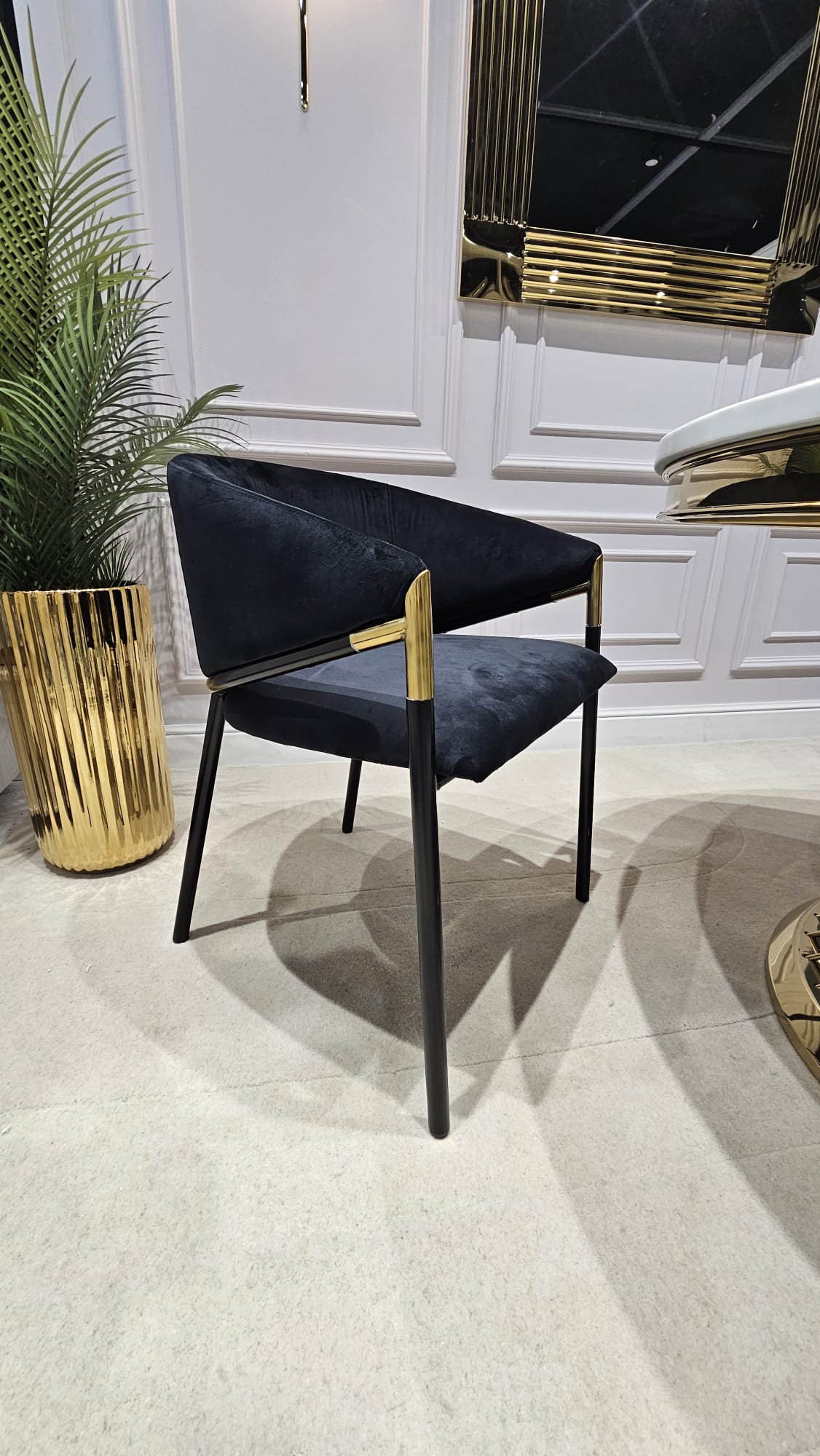 KRZESŁO Livia czarne, welurowe siedzisko, czarno-złote, metalowe nogi, styl glamour, piękne
