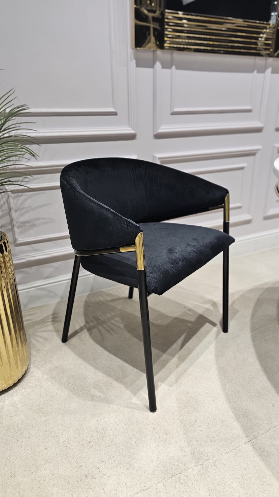 KRZESŁO Livia czarne, welurowe siedzisko, czarno-złote, metalowe nogi, styl glamour