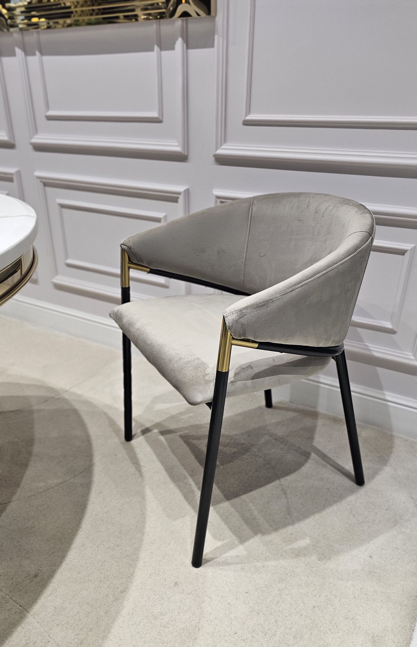 KRZESŁO Livia czarno-złote nogi, kaszmirowy velvet, styl glamour, ekskluzywne