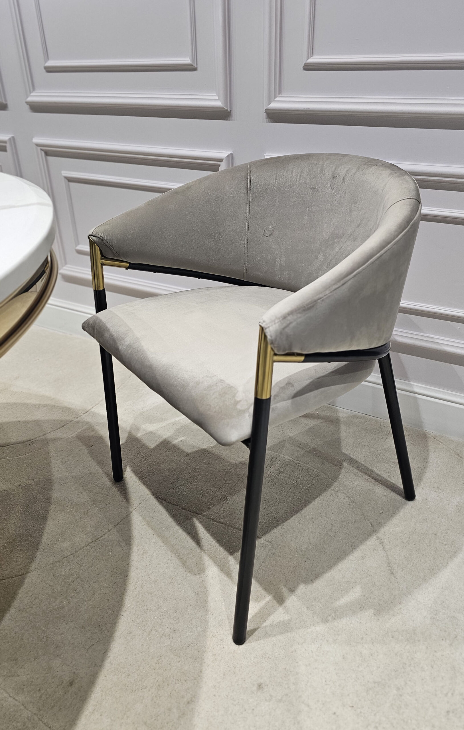 KRZESŁO Livia czarno-złote nogi, kaszmirowy velvet, styl glamour