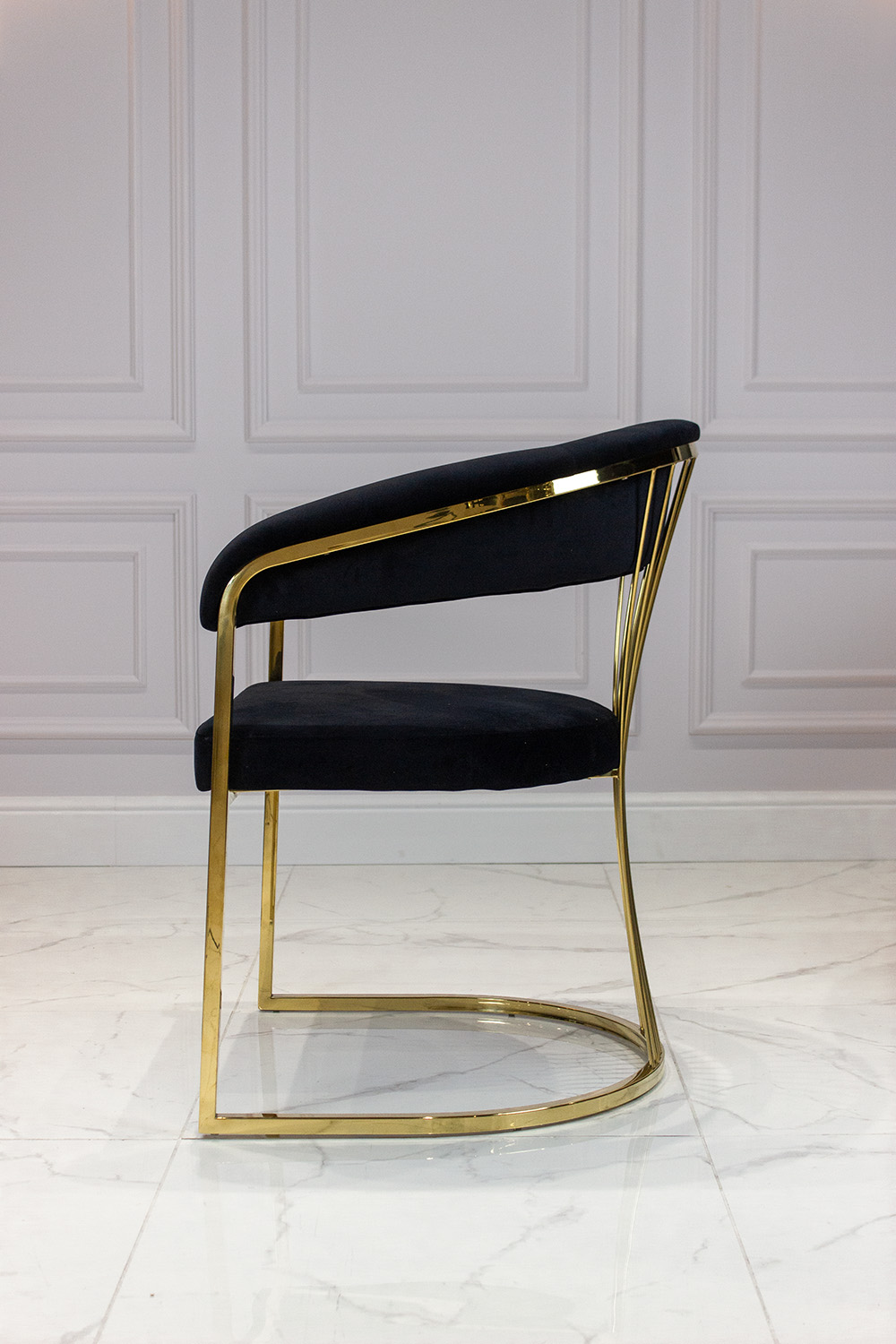 KRZESŁO z podłokietnikami, złota podstawa, czarne siedzisko, styl glamour, nowoczesne