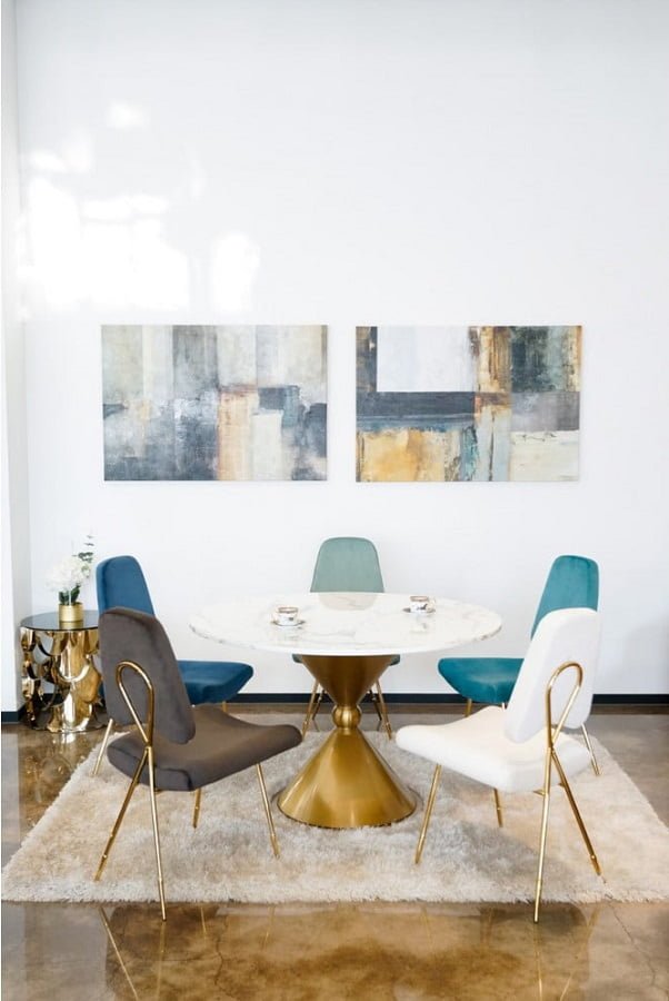 STÓŁ jadalniany, okrągły, biały, marmurowy blat, złota podstawa, kształt klepsydry, ekskluzywny