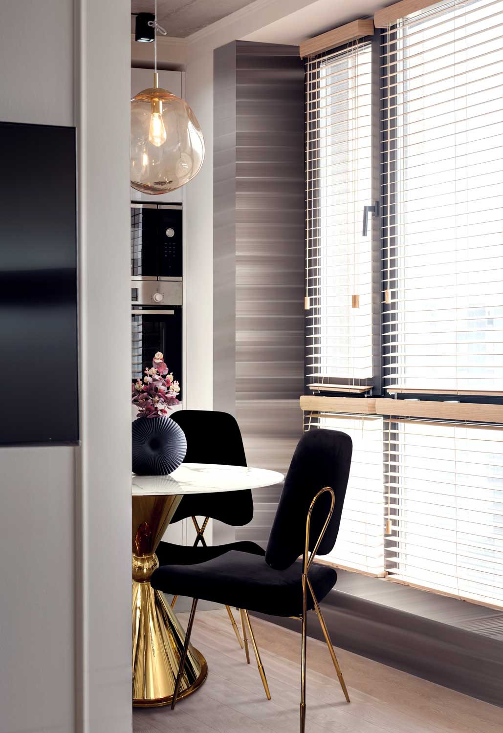 STÓŁ jadalniany, okrągły, biały, marmurowy blat, złota podstawa, kształt klepsydry, wyjątkowy