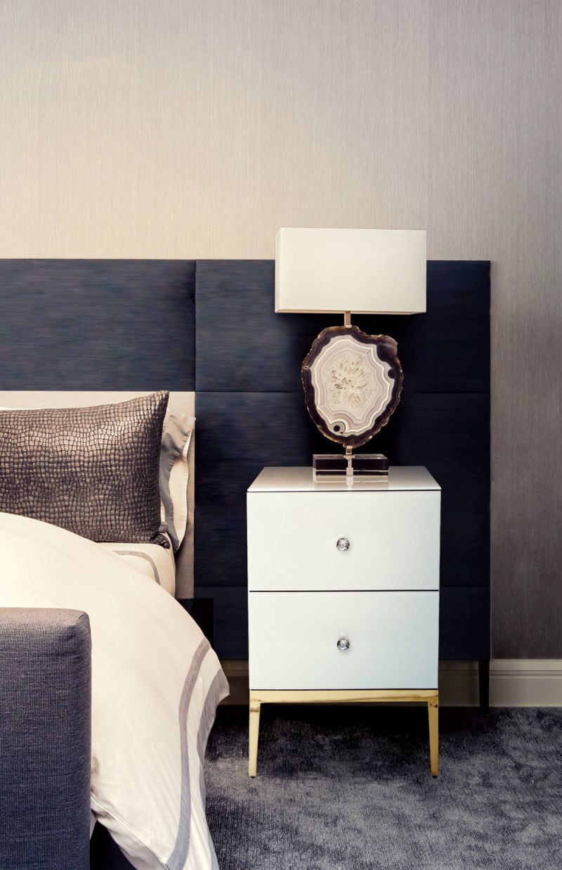 SZAFKA NOCNA z białego szkła, złote nogi, dwie szuflady, styl glamour, piękna