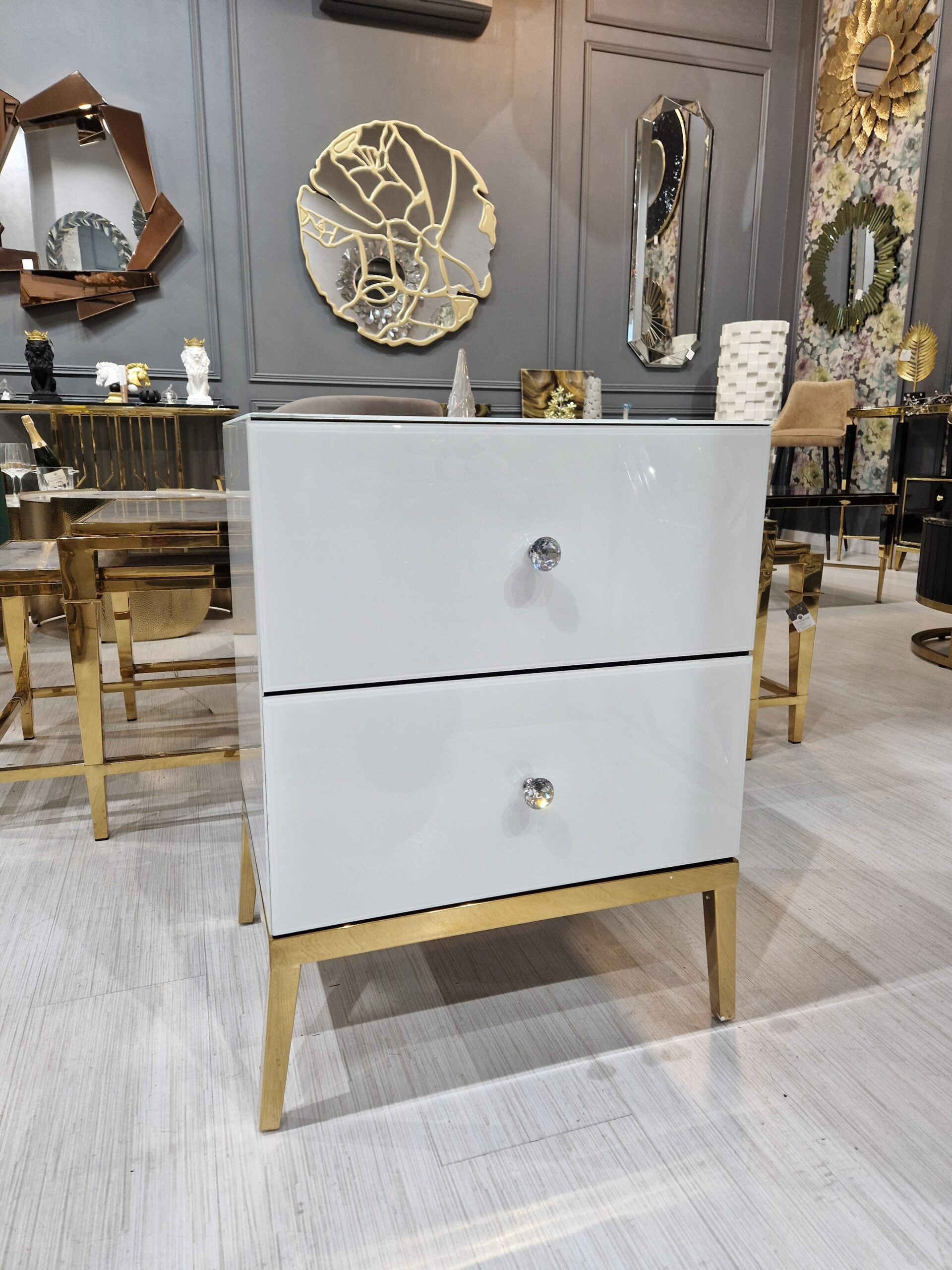 SZAFKA NOCNA z białego szkła, złote nogi, dwie szuflady, styl glamour, wyjątkowa