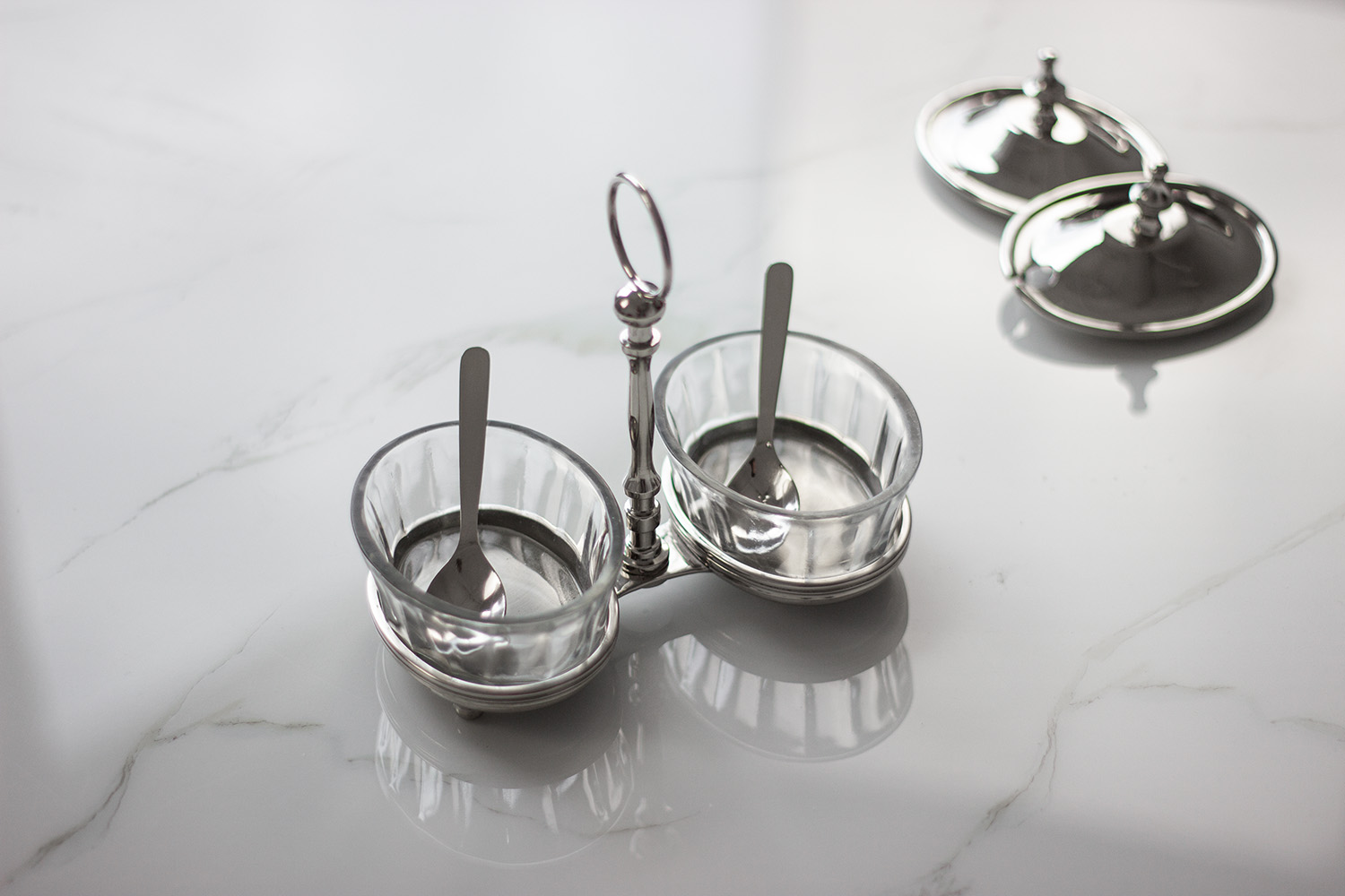 ZESTAW DWÓCH SOSJEREK na efektownej podstawie z uchwytem, niklowane wykończenie, najwyższa jakość