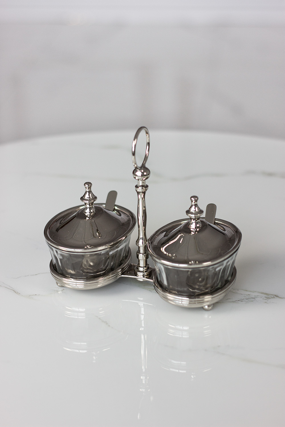 ZESTAW DWÓCH SOSJEREK na efektownej podstawie z uchwytem, niklowane wykończenie, piękny