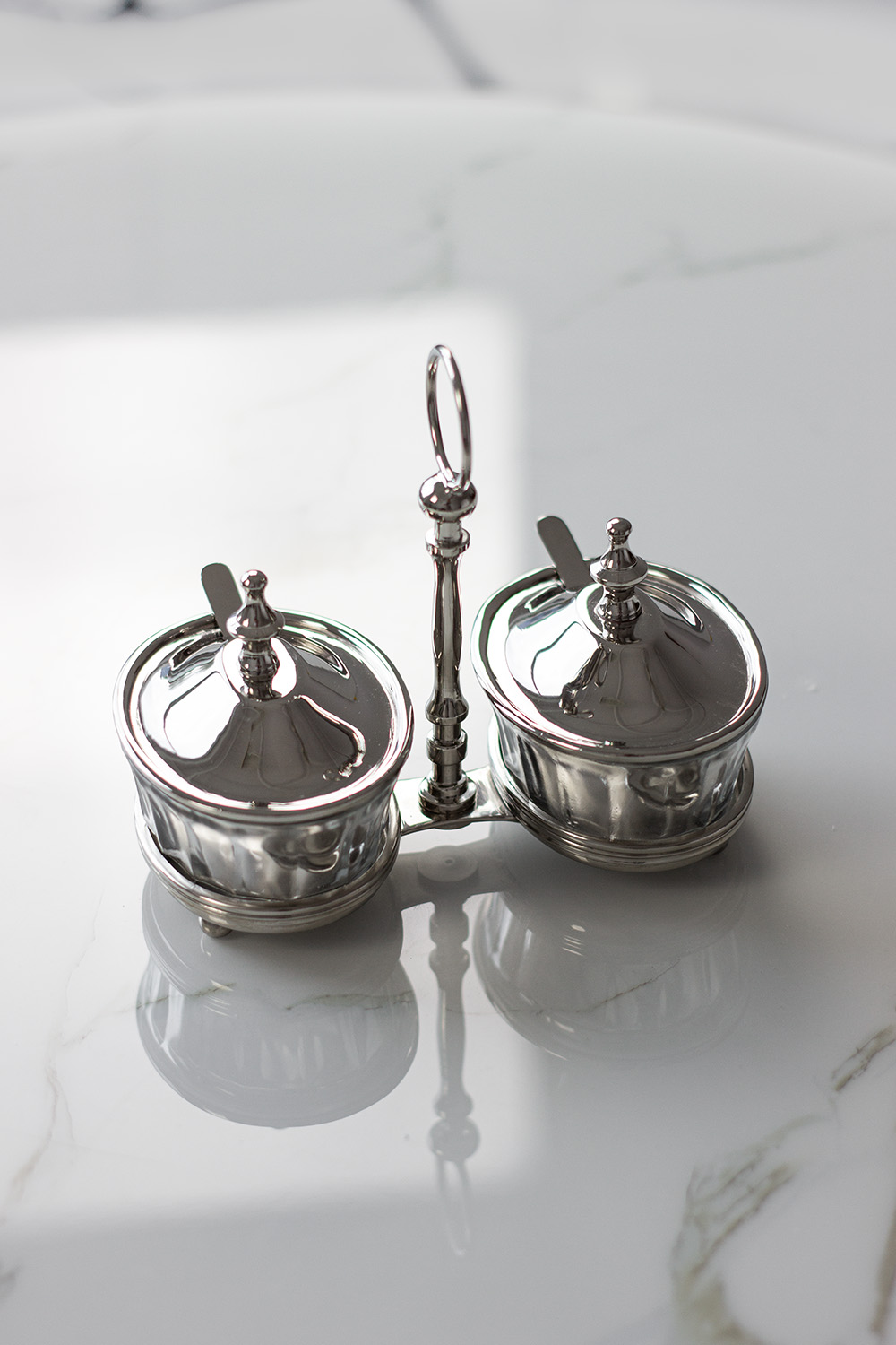 ZESTAW DWÓCH SOSJEREK na efektownej podstawie z uchwytem, niklowane wykończenie, wyjątkowy