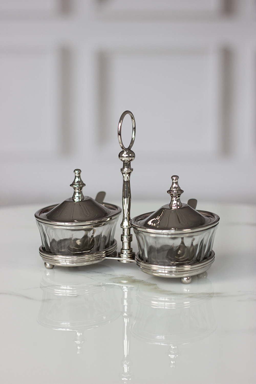 ZESTAW DWÓCH SOSJEREK na efektownej podstawie z uchwytem, niklowane wykończenie