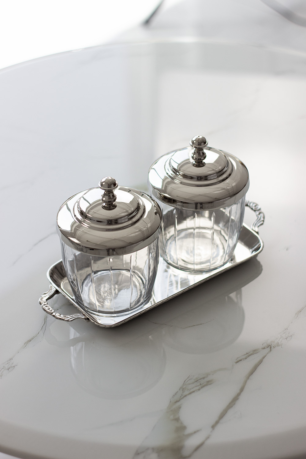 ZESTAW POJEMNIKÓW NA TACCE niklowane wykończenie, metalowo-szklany, klasyczny styl, wyjątkowy