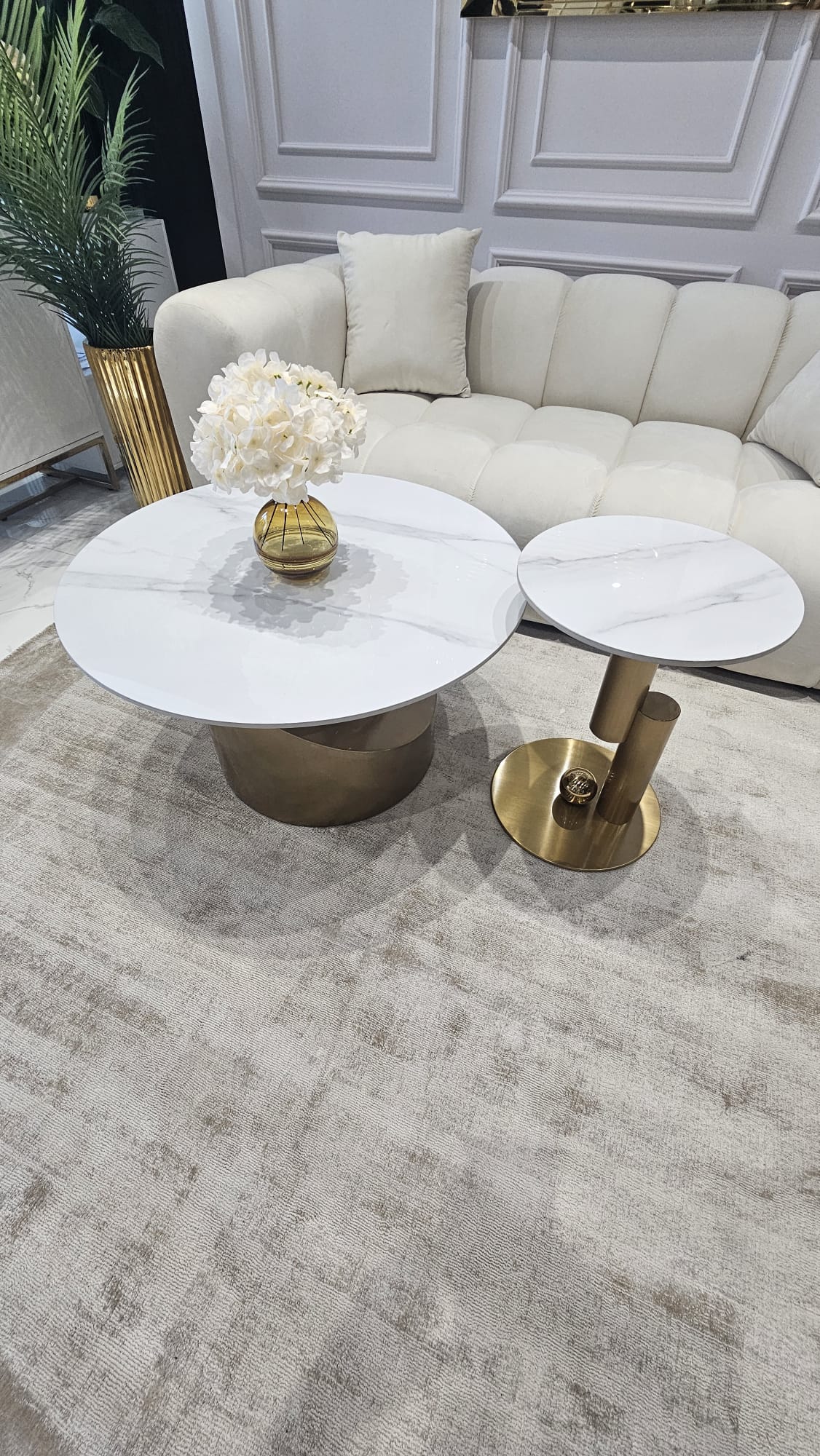 ZESTAW STOLIKÓW KAWOWYCH BALANCE złota szczotkowana, geometryczna podstawa, biały blat z szaro-beżową żyłką, glamour ZESTAW STOLIKÓW KAWOWYCH BALANCE złota szczotkowana, geometryczna podstawa, biały blat z szaro-beżową żyłką, glamour, stal matowa