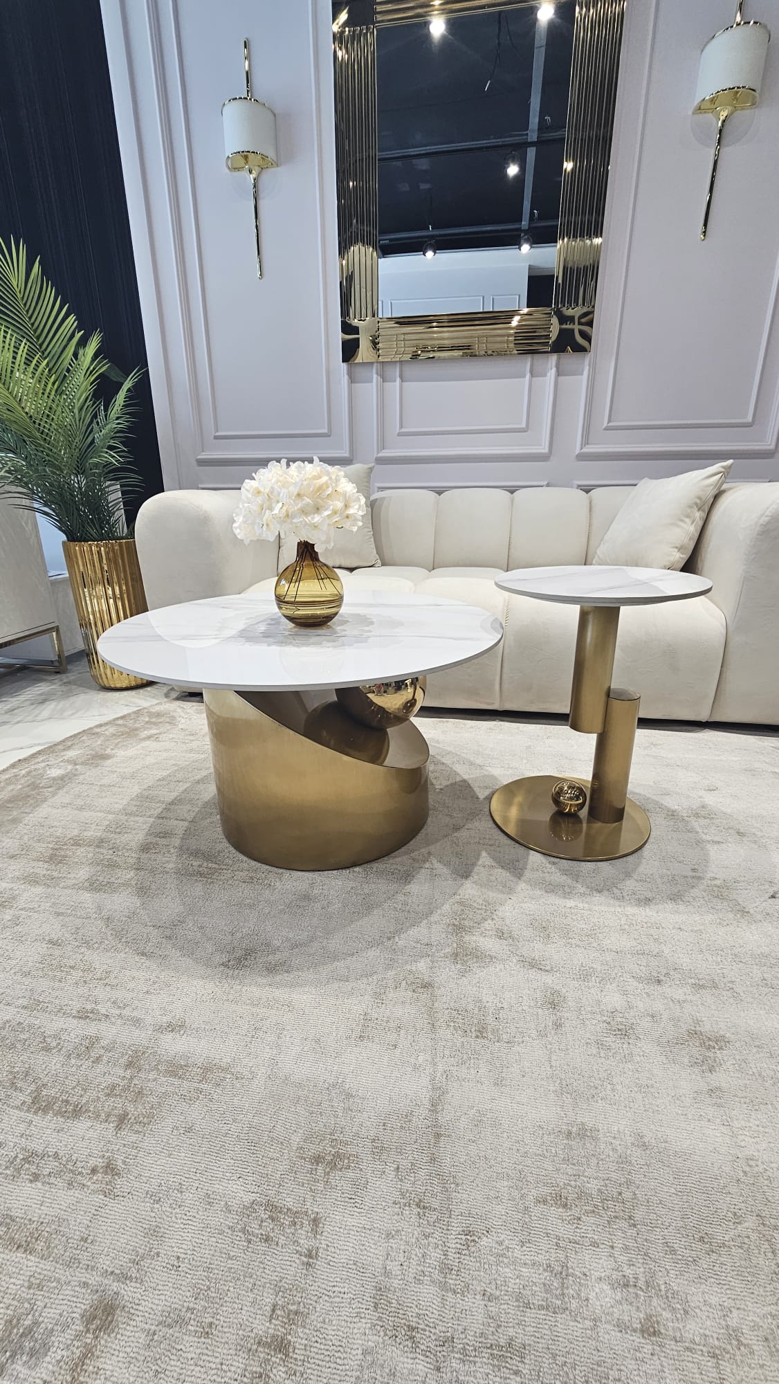 ZESTAW STOLIKÓW KAWOWYCH BALANCE złota szczotkowana, geometryczna podstawa, biały blat z szaro-beżową żyłką piękny (2) ZESTAW STOLIKÓW KAWOWYCH BALANCE złota szczotkowana, geometryczna podstawa, biały blat z szaro-beżową żyłką piękny, stal stonowana, mniej błyszcząca