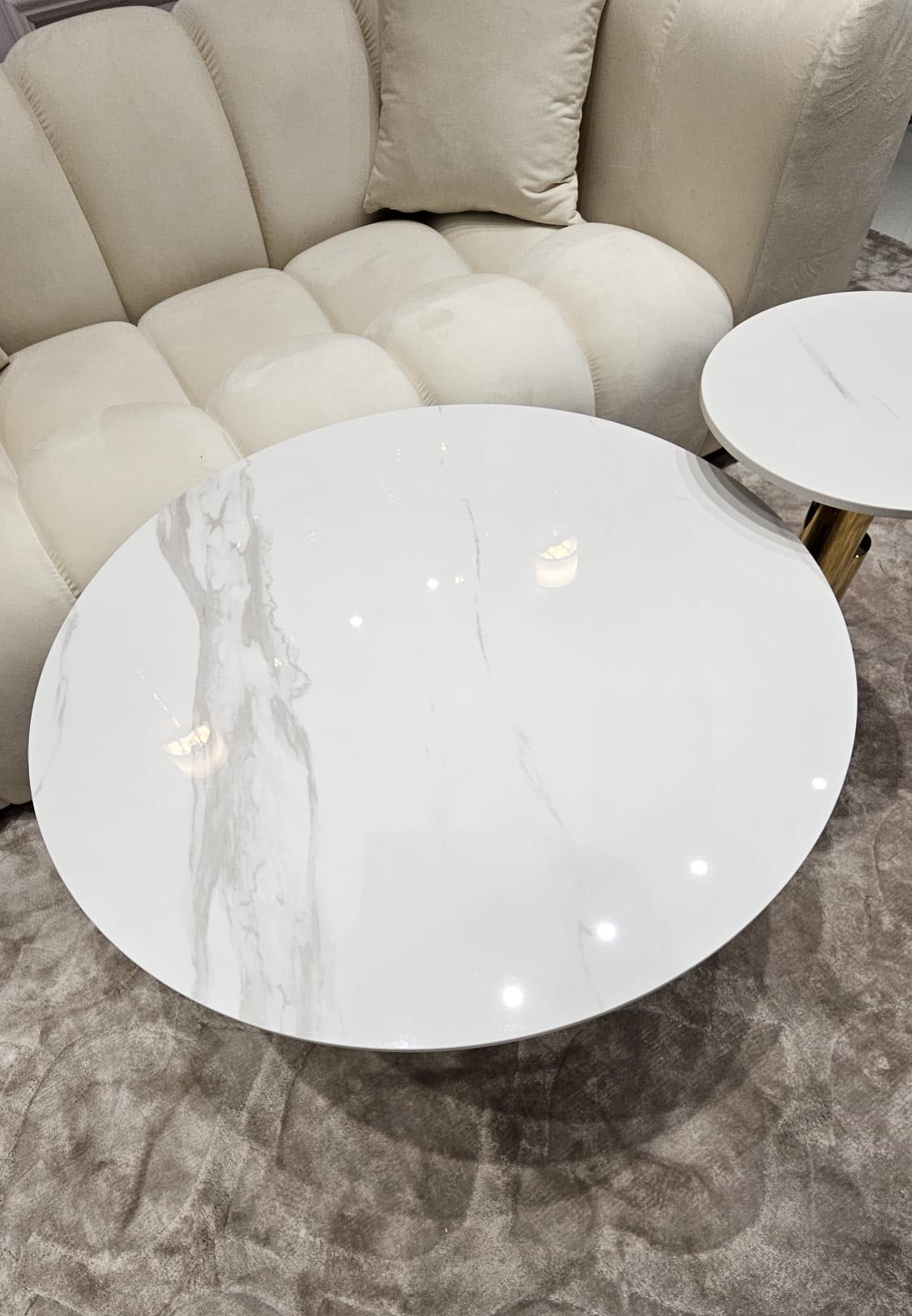 ZESTAW-STOLIKOW-KAWOWYCH-Balance-z-geometryczna-podstawa-zlota-podstawa-w-blyszczacym-wykonczeniu-biale-blaty-ze-spieku-kamiennego-designerski-styl-najywzsza-jakosc ZESTAW-STOLIKOW-KAWOWYCH-Balance-z-geometryczna-podstawa-zlota-podstawa-w-blyszczacym-wykonczeniu-biale-blaty-ze-spieku-kamiennego-designerski-styl-najywzsza-jakosc