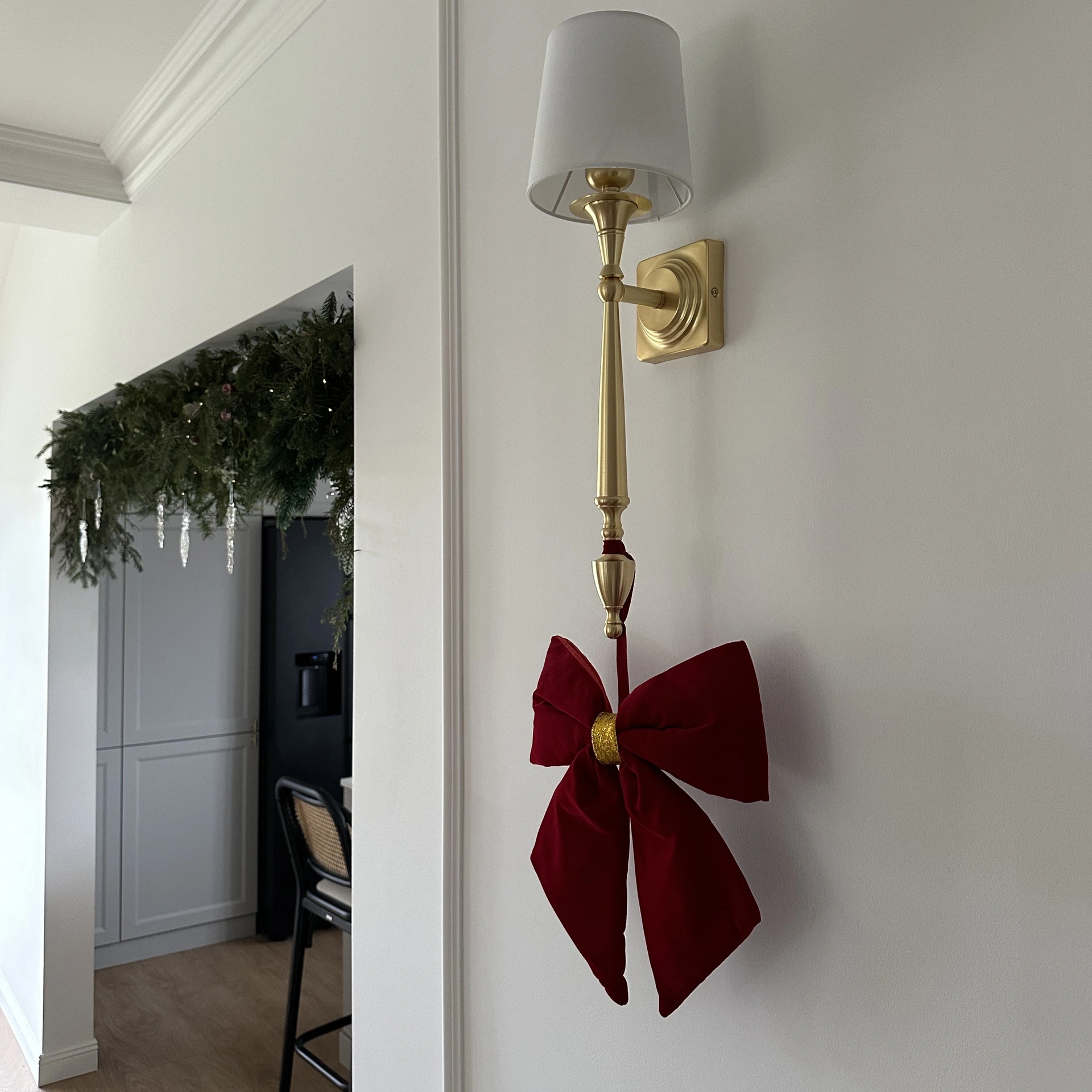 KINKIET Austin mosiężny z białym abażurem, elegancki, klasyczny styl, wyrafinowany