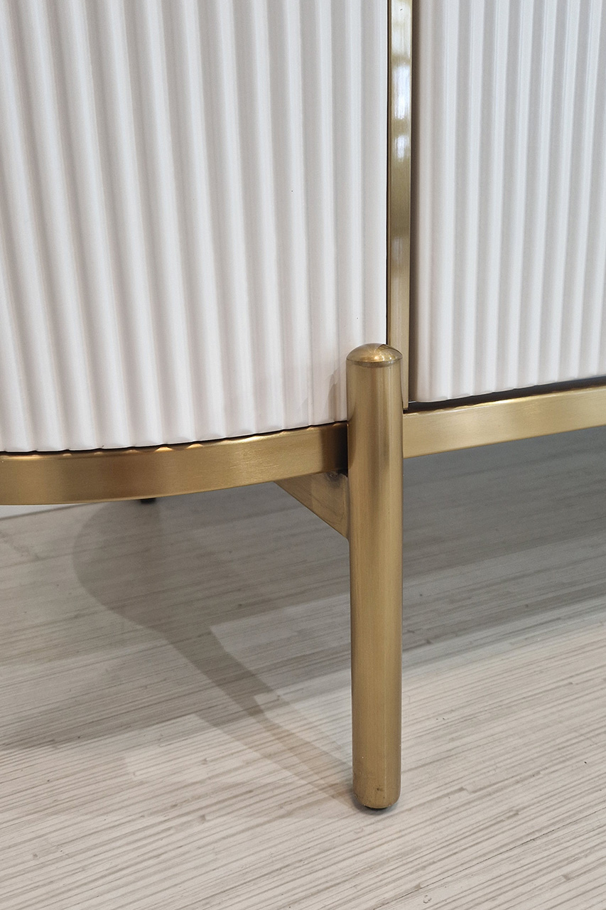 KOMODA biała, ryflowany front, blat ze spieku kamiennego, złote detale, na korytarz KOMODA biała, ryflowany front, blat ze spieku kamiennego, złote detale, na korytarz