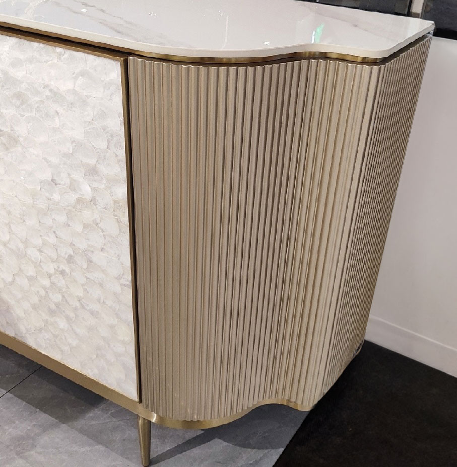 KOMODA w szampańsko złotym wykończeniu, front z naturalnej muszli morskiej, glamour, do salonu KOMODA w szampańsko złotym wykończeniu, front z naturalnej muszli morskiej, glamour, do salonu