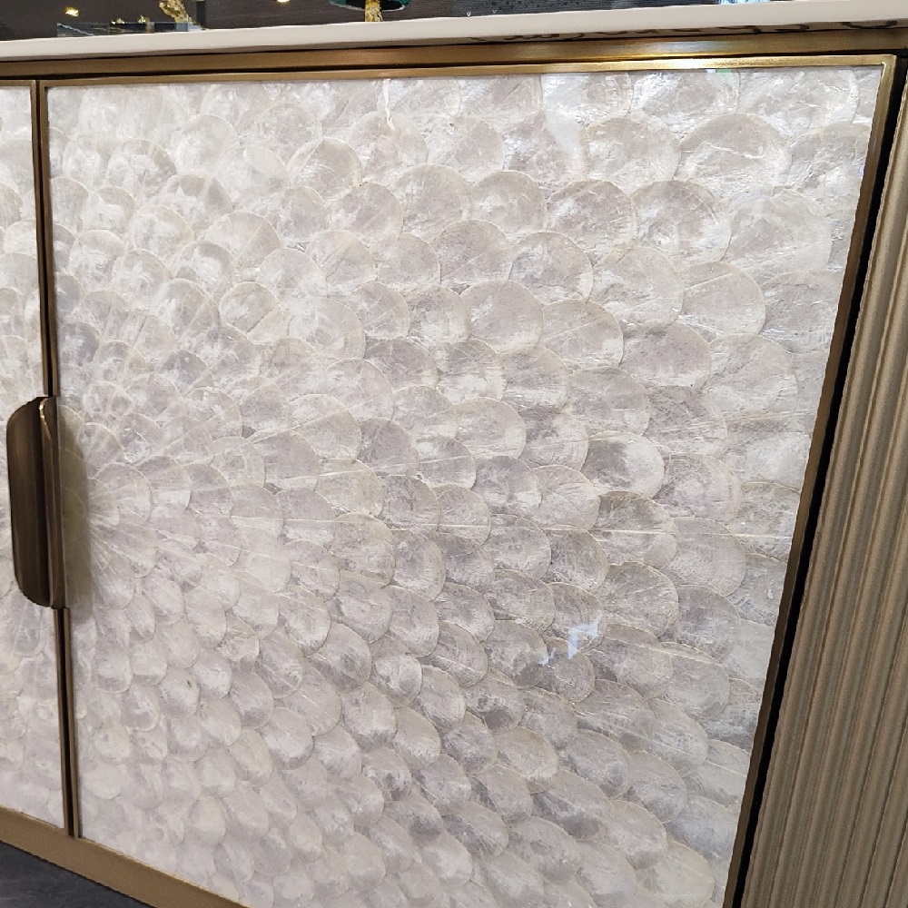 KOMODA w szampańsko złotym wykończeniu, front z naturalnej muszli morskiej, glamour, ekskluzywna KOMODA w szampańsko złotym wykończeniu, front z naturalnej muszli morskiej, glamour, ekskluzywna