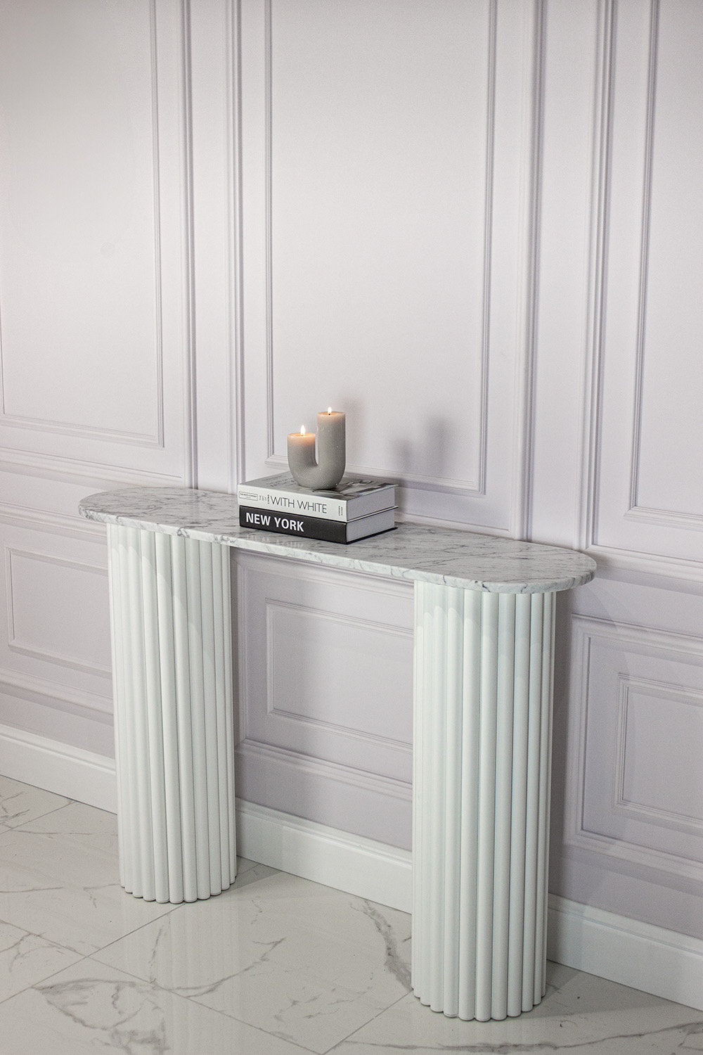 KONSOLA biała z ryflowaną podstawą, marmurowym zaokrąglonym blatem, elegancka