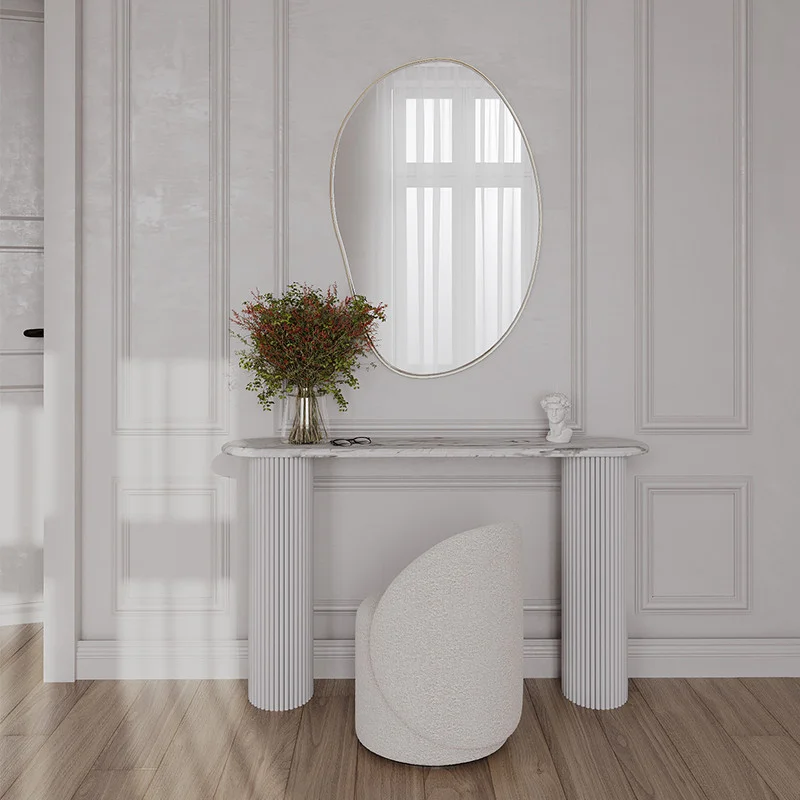 KONSOLA biała z ryflowaną podstawą, marmurowym zaokrąglonym blatem, elegancka