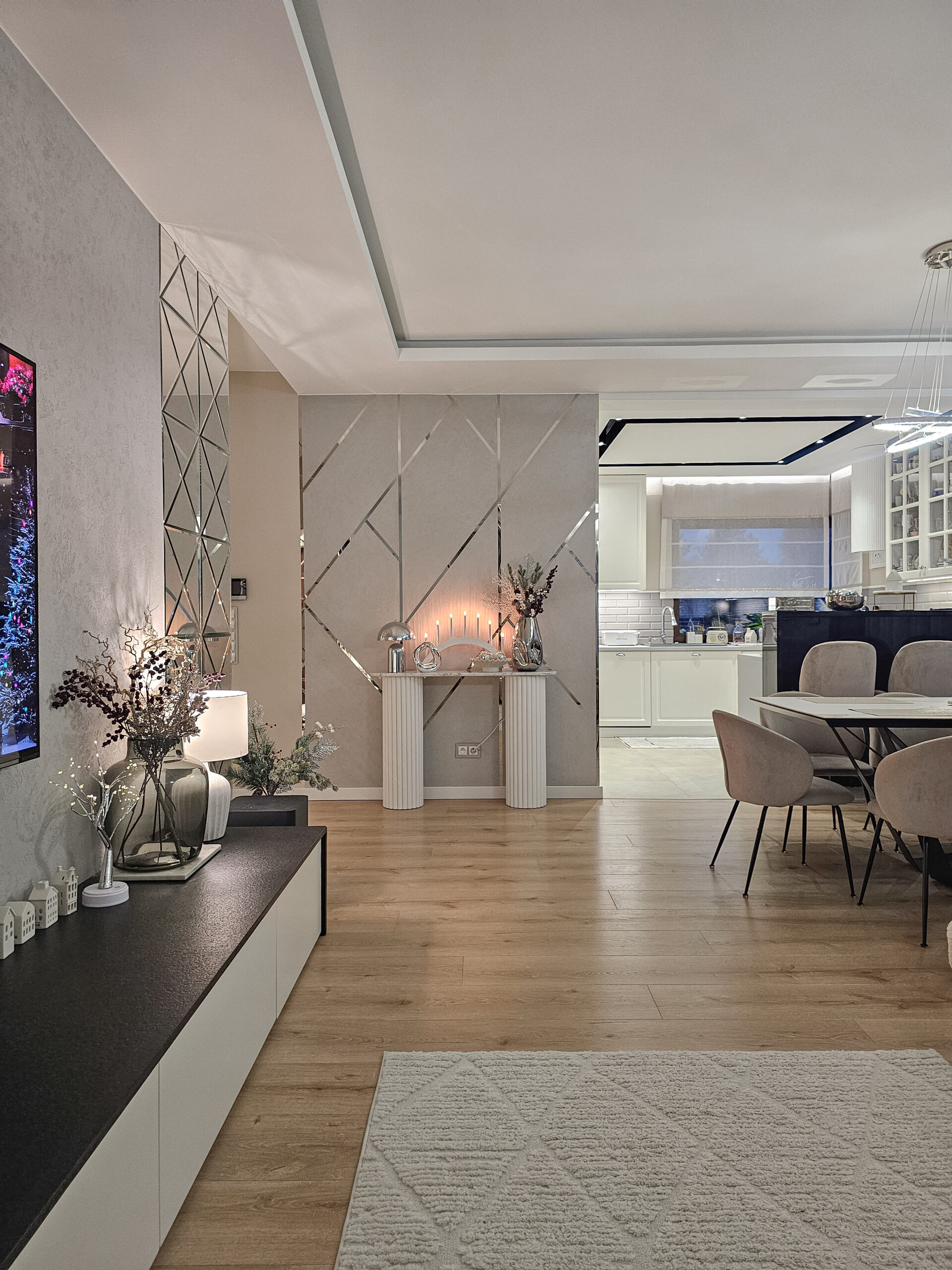 KONSOLA z ryflowaną podstawą, marmurowym zaokrąglonym blatem, elegancka, ekskluzywna