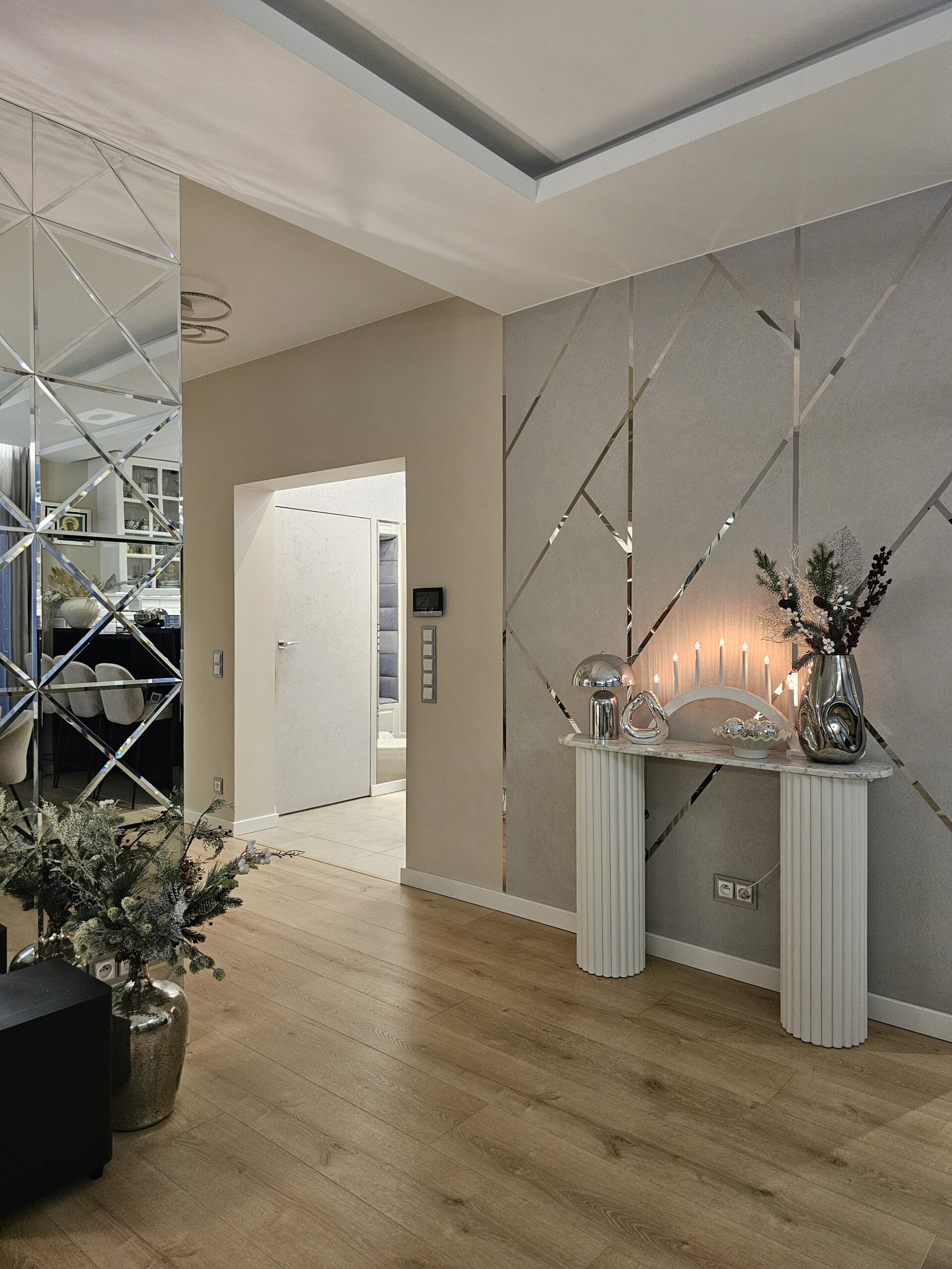 KONSOLA z ryflowaną podstawą, marmurowym zaokrąglonym blatem, elegancka, najwyższa jakość, stylowa