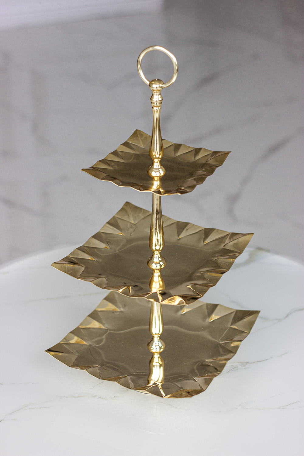 PATERA złota, metalowa, trzypiętrowa, dekoracyjne wykończenie, styl glamour, piękna PATERA złota, metalowa, trzypiętrowa, dekoracyjne wykończenie, styl glamour, piękna