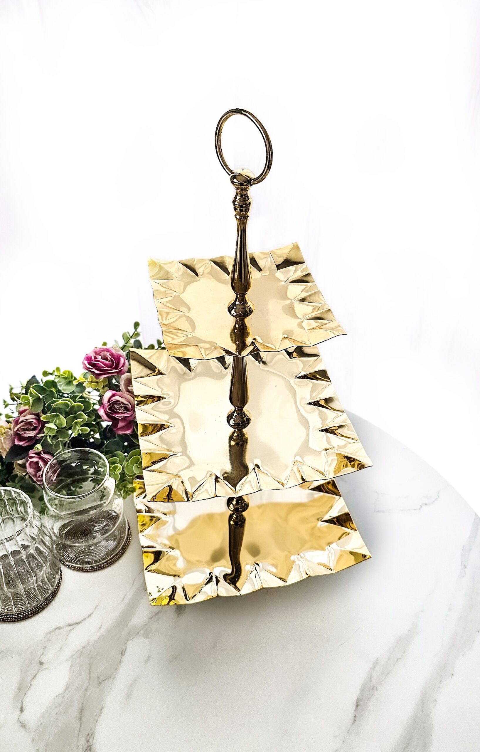 PATERA złota, metalowa, trzypiętrowa, dekoracyjne wykończenie, styl glamour PATERA złota, metalowa, trzypiętrowa, dekoracyjne wykończenie, styl glamour