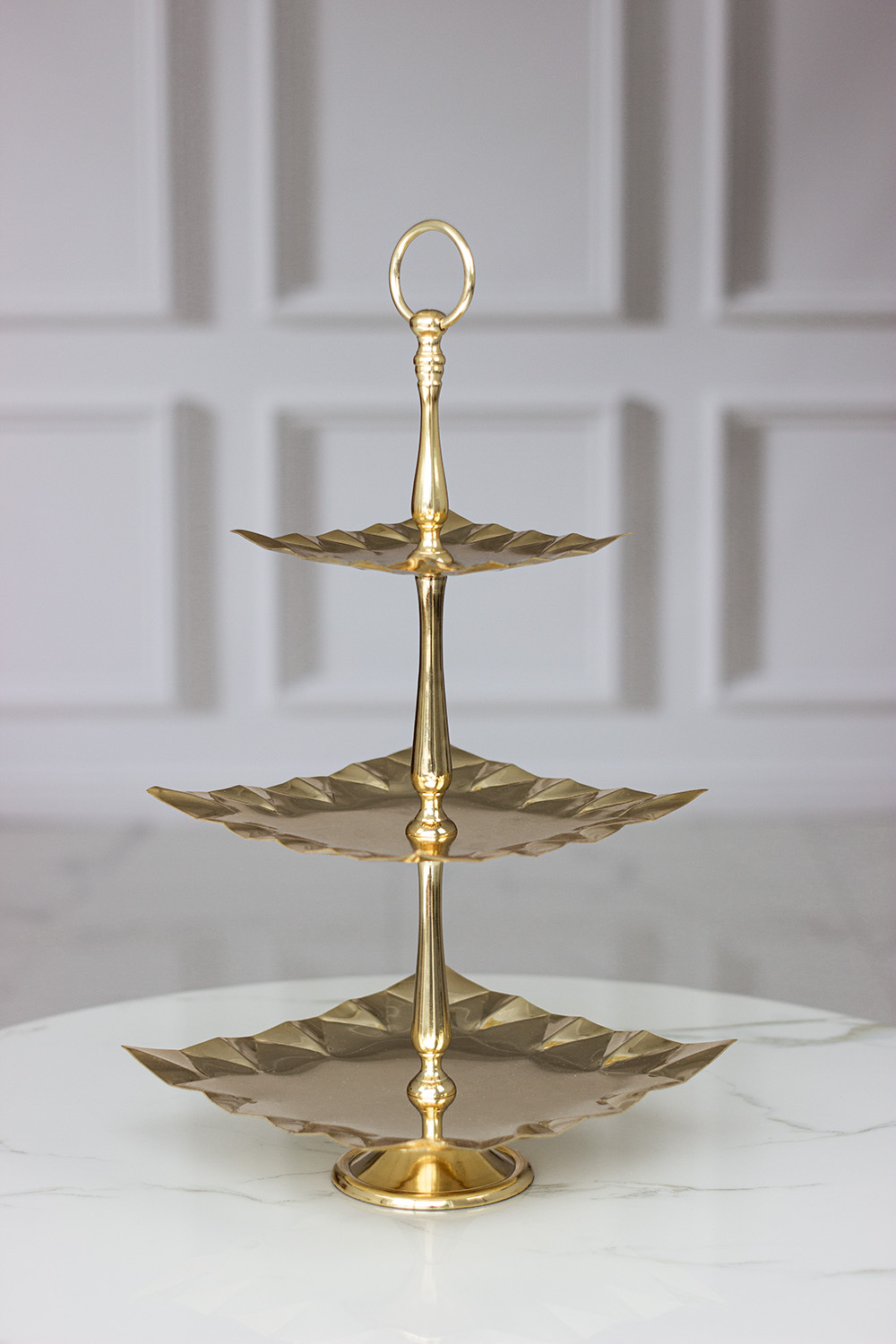 PATERA złota, metalowa, trzypiętrowa, dekoracyjne wykończenie, styl glamour PATERA złota, metalowa, trzypiętrowa, dekoracyjne wykończenie, styl glamour