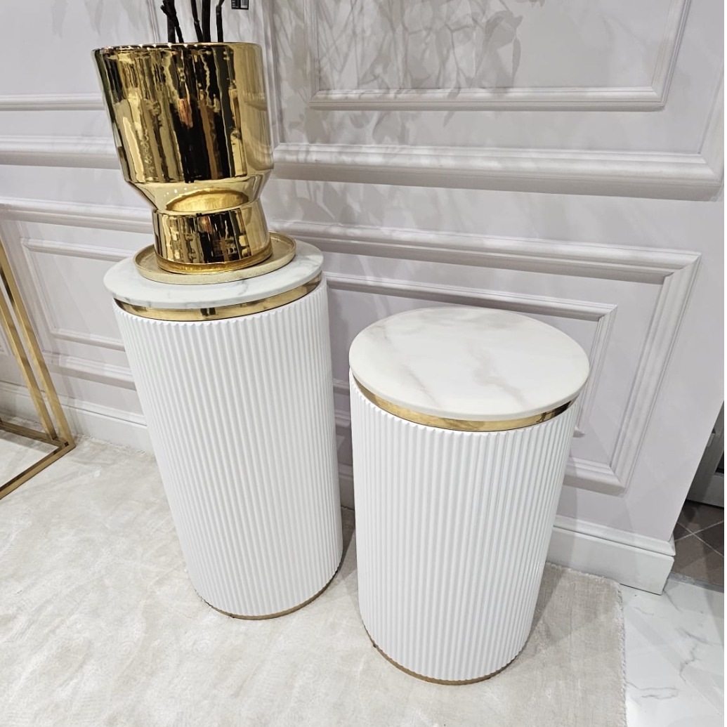 STOJAK Anne, okrągły biały ryflowany, forma kolumny, złote detale, kamienny blat, elegancki, piękny STOJAK Anne, okrągły biały ryflowany, forma kolumny, złote detale, kamienny blat, elegancki, piękny