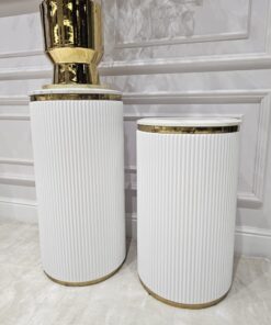 STOJAK Anne, okrągły biały ryflowany, forma kolumny, złote detale, kamienny blat, elegancki