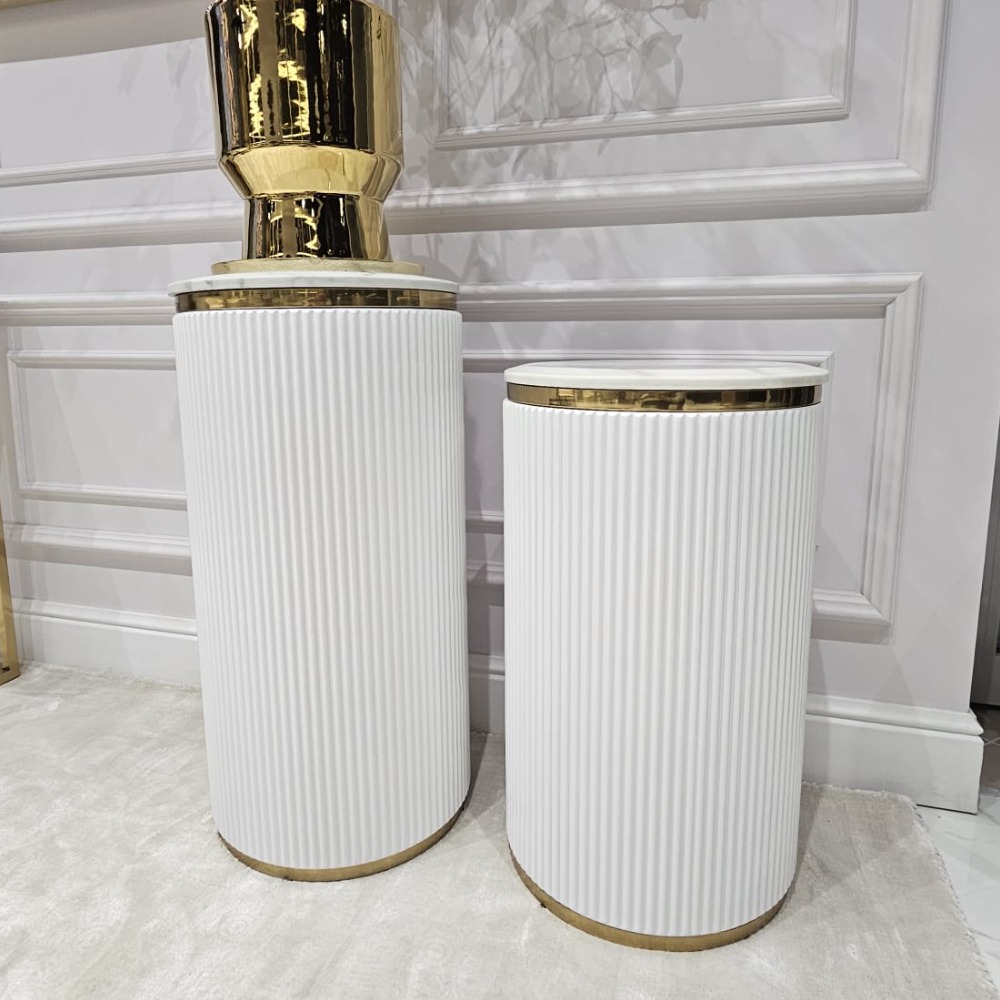 STOJAK Anne, okrągły biały ryflowany, forma kolumny, złote detale, kamienny blat, elegancki STOJAK Anne, okrągły biały ryflowany, forma kolumny, złote detale, kamienny blat, elegancki