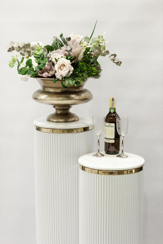 STOJAK okrągły biały ryflowany, forma kolumny, złote detale, kamienny blat, elegancki, piękny STOJAK okrągły biały ryflowany, forma kolumny, złote detale, kamienny blat, elegancki, piękny